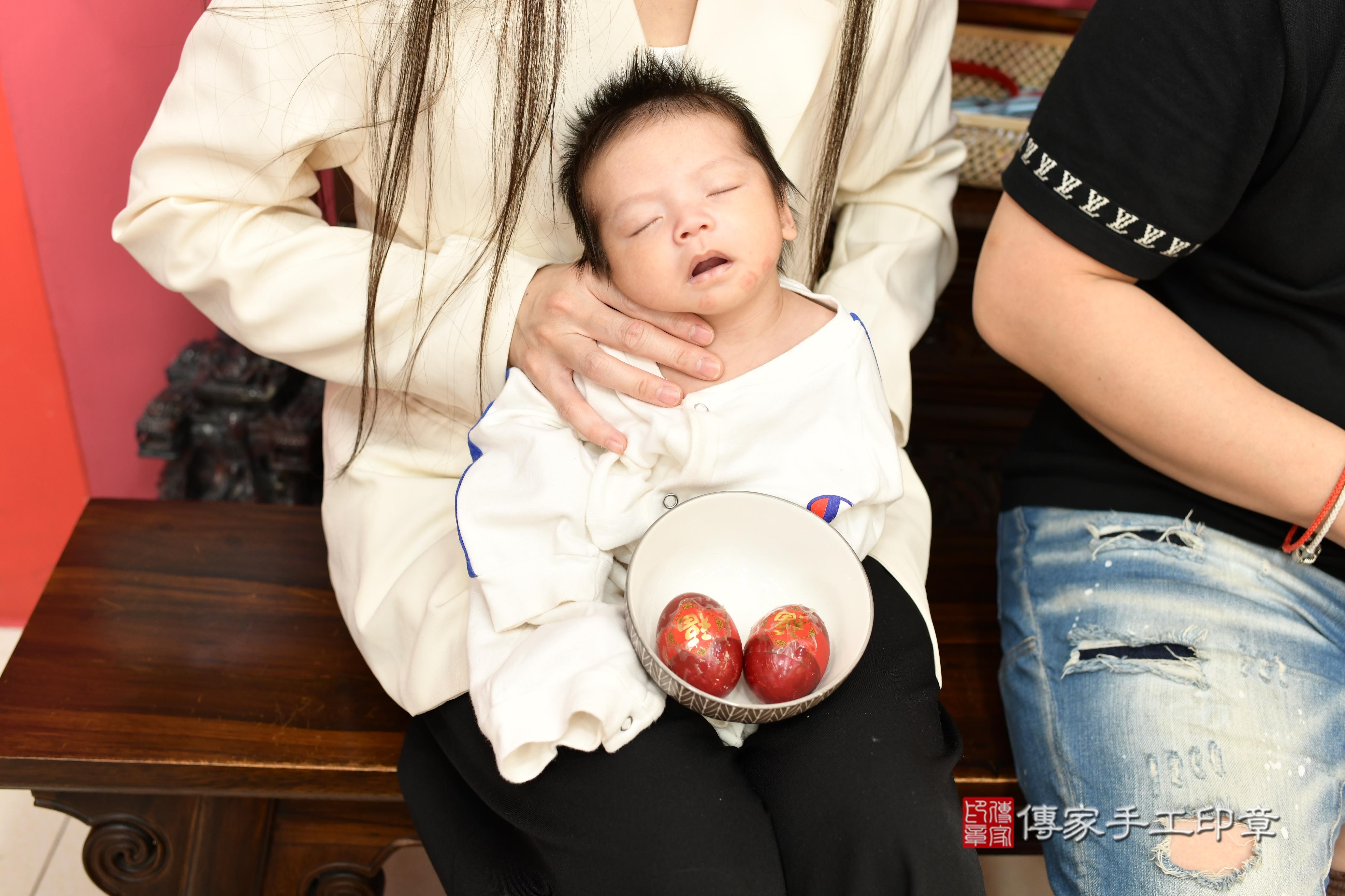 傳家手工印章高雄店、抓周、度脺、美式風會場、傳家嬰兒古禮、吉祥話、抓周道具物品24種、拍照。抓周證書。寶寶抓周、滿周歲、生日快樂、祝福