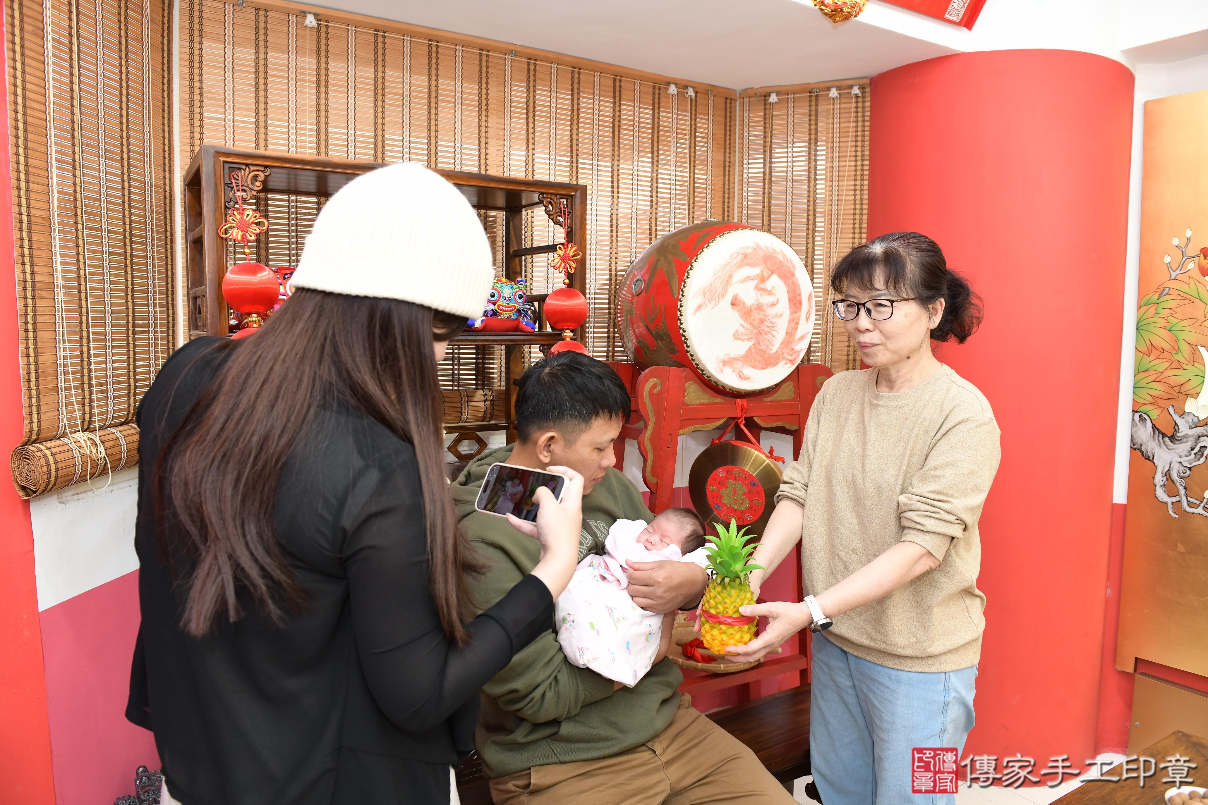 傳家手工印章高雄店、抓周、度脺、美式風會場、傳家嬰兒古禮、吉祥話、抓周道具物品24種、拍照。抓周證書。寶寶抓周、滿周歲、生日快樂、祝福 傳家手工印章高雄店、抓周、度脺、美式風會場、傳家嬰兒古禮、吉祥話、抓周道具物品24種、拍照。抓周證書。寶寶抓周、滿周歲、生日快樂、祝福