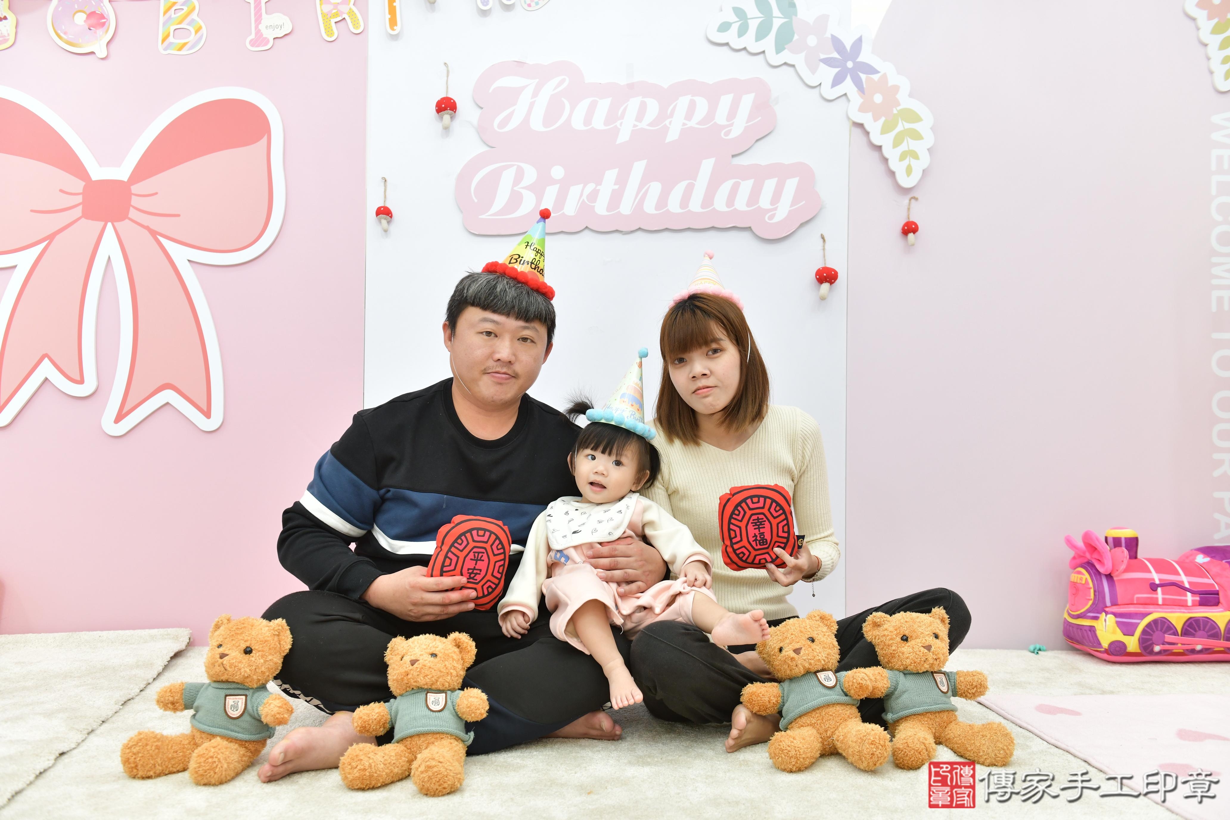 傳家手工印章桃園店、抓周、度脺、美式風會場、傳家嬰兒古禮、吉祥話、抓周道具物品24種、拍照。抓周證書。寶寶抓周、滿周歲、生日快樂、祝福 傳家手工印章桃園店、抓周、度脺、美式風會場、傳家嬰兒古禮、吉祥話、抓周道具物品24種、拍照。抓周證書。寶寶抓周、滿周歲、生日快樂、祝福