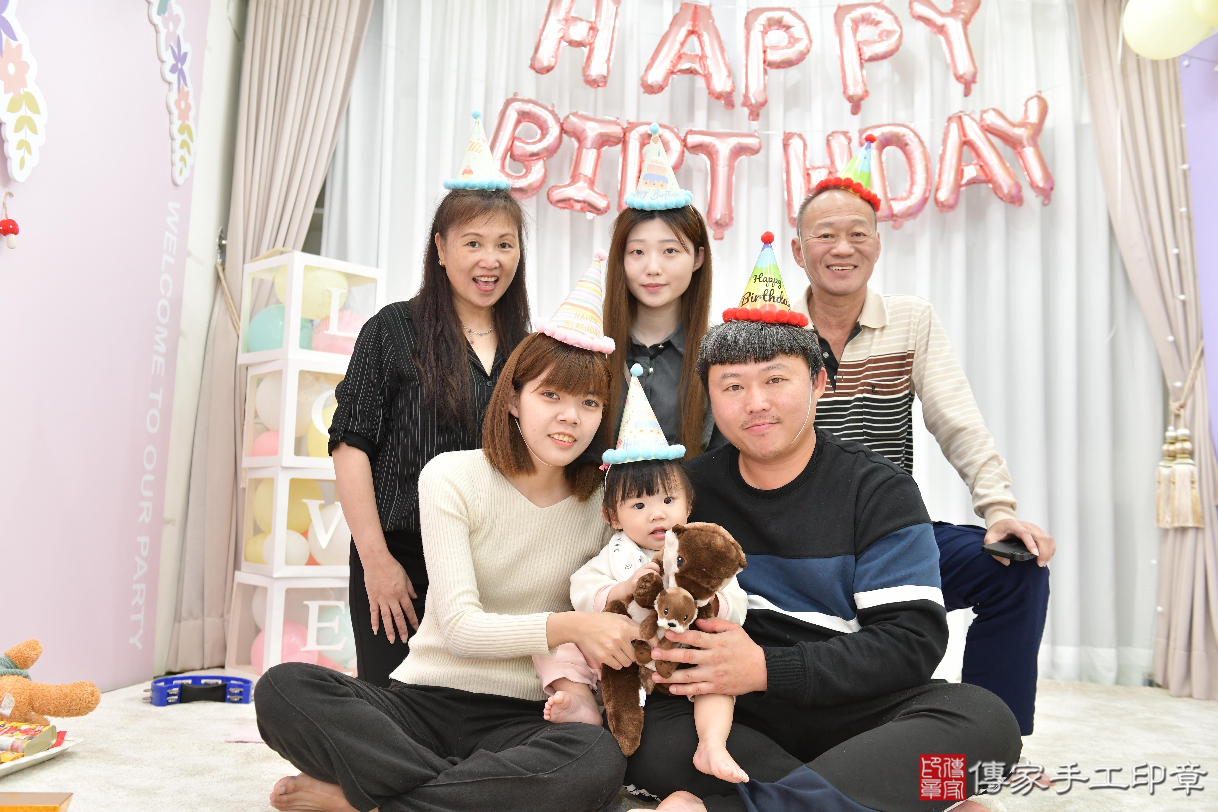 傳家手工印章桃園店、抓周、度脺、美式風會場、傳家嬰兒古禮、吉祥話、抓周道具物品24種、拍照。抓周證書。寶寶抓周、滿周歲、生日快樂、祝福 傳家手工印章桃園店、抓周、度脺、美式風會場、傳家嬰兒古禮、吉祥話、抓周道具物品24種、拍照。抓周證書。寶寶抓周、滿周歲、生日快樂、祝福