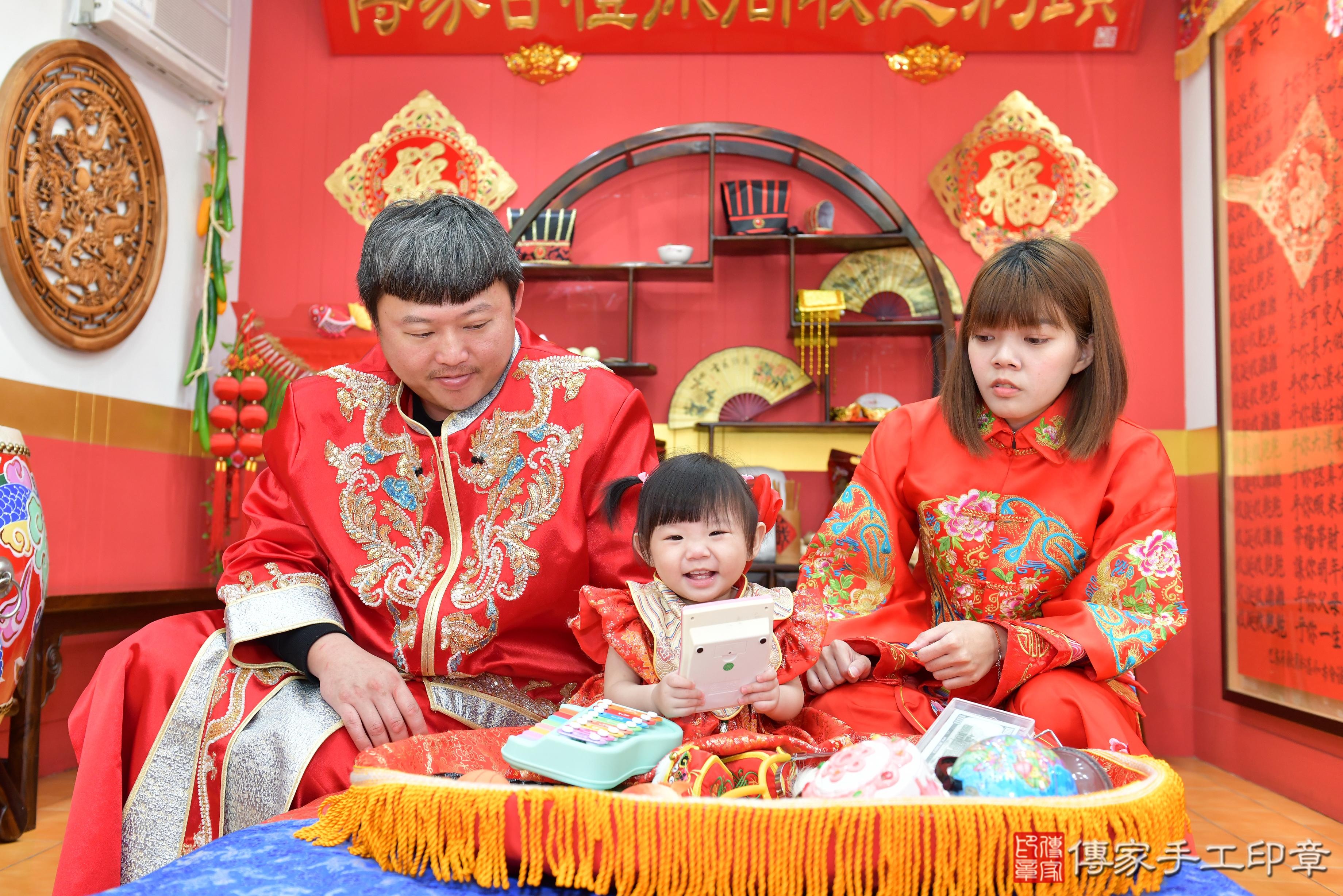 傳家手工印章桃園店、抓周、度脺、美式風會場、傳家嬰兒古禮、吉祥話、抓周道具物品24種、拍照。抓周證書。寶寶抓周、滿周歲、生日快樂、祝福 傳家手工印章桃園店、抓周、度脺、美式風會場、傳家嬰兒古禮、吉祥話、抓周道具物品24種、拍照。抓周證書。寶寶抓周、滿周歲、生日快樂、祝福