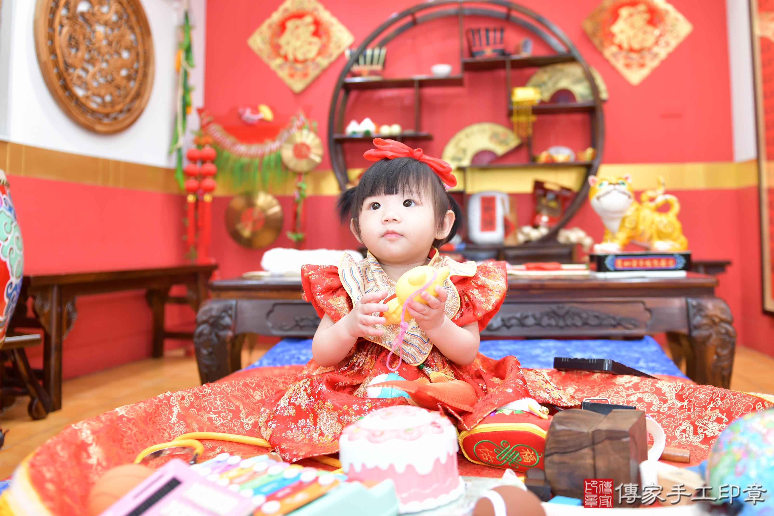傳家手工印章桃園店、抓周、度脺、美式風會場、傳家嬰兒古禮、吉祥話、抓周道具物品24種、拍照。抓周證書。寶寶抓周、滿周歲、生日快樂、祝福 傳家手工印章桃園店、抓周、度脺、美式風會場、傳家嬰兒古禮、吉祥話、抓周道具物品24種、拍照。抓周證書。寶寶抓周、滿周歲、生日快樂、祝福