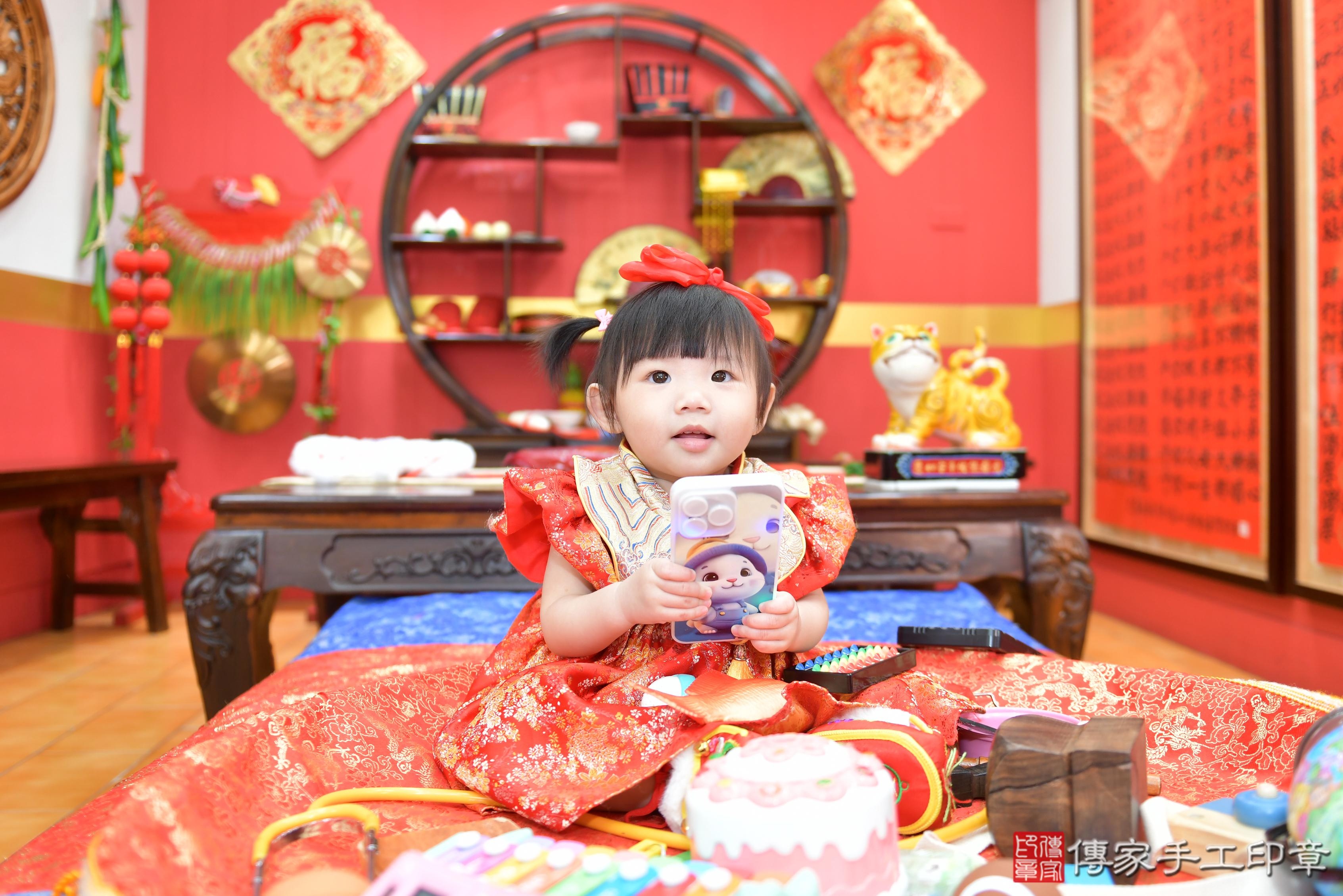 傳家手工印章桃園店、抓周、度脺、美式風會場、傳家嬰兒古禮、吉祥話、抓周道具物品24種、拍照。抓周證書。寶寶抓周、滿周歲、生日快樂、祝福 傳家手工印章桃園店、抓周、度脺、美式風會場、傳家嬰兒古禮、吉祥話、抓周道具物品24種、拍照。抓周證書。寶寶抓周、滿周歲、生日快樂、祝福