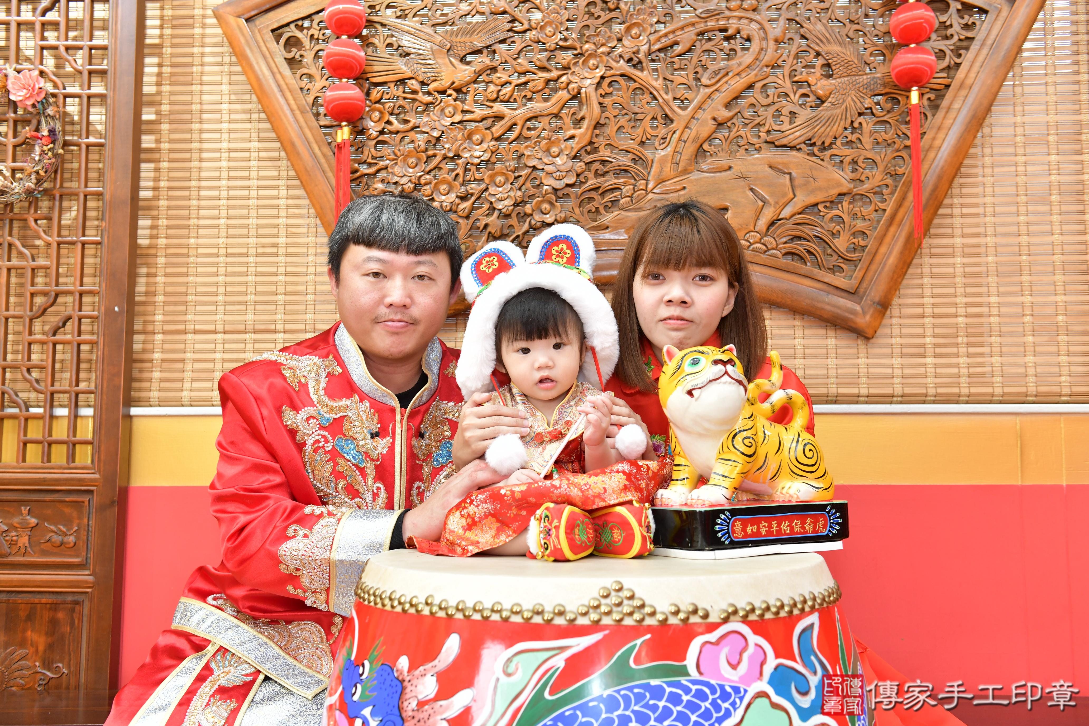 傳家手工印章桃園店、抓周、度脺、美式風會場、傳家嬰兒古禮、吉祥話、抓周道具物品24種、拍照。抓周證書。寶寶抓周、滿周歲、生日快樂、祝福 傳家手工印章桃園店、抓周、度脺、美式風會場、傳家嬰兒古禮、吉祥話、抓周道具物品24種、拍照。抓周證書。寶寶抓周、滿周歲、生日快樂、祝福