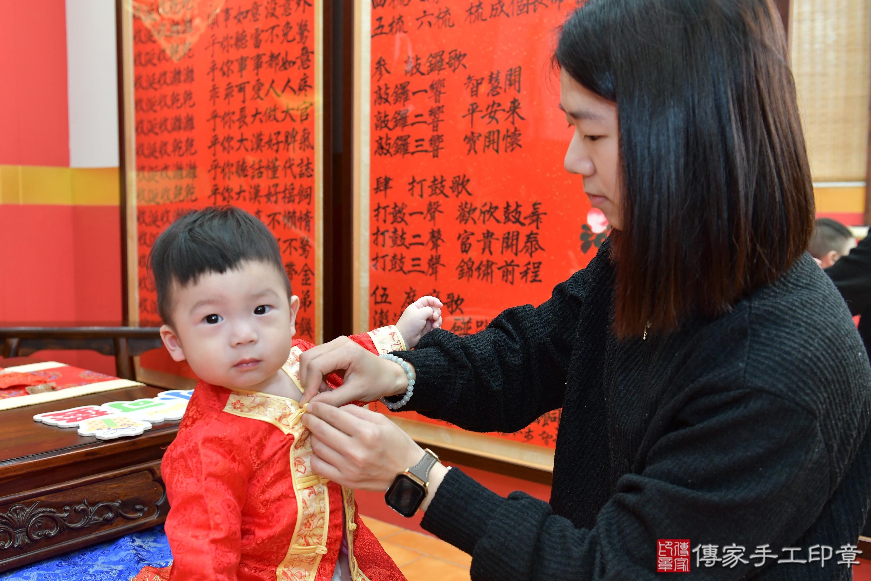 傳家手工印章桃園店、抓周、度脺、美式風會場、傳家嬰兒古禮、吉祥話、抓周道具物品24種、拍照。抓周證書。寶寶抓周、滿周歲、生日快樂、祝福