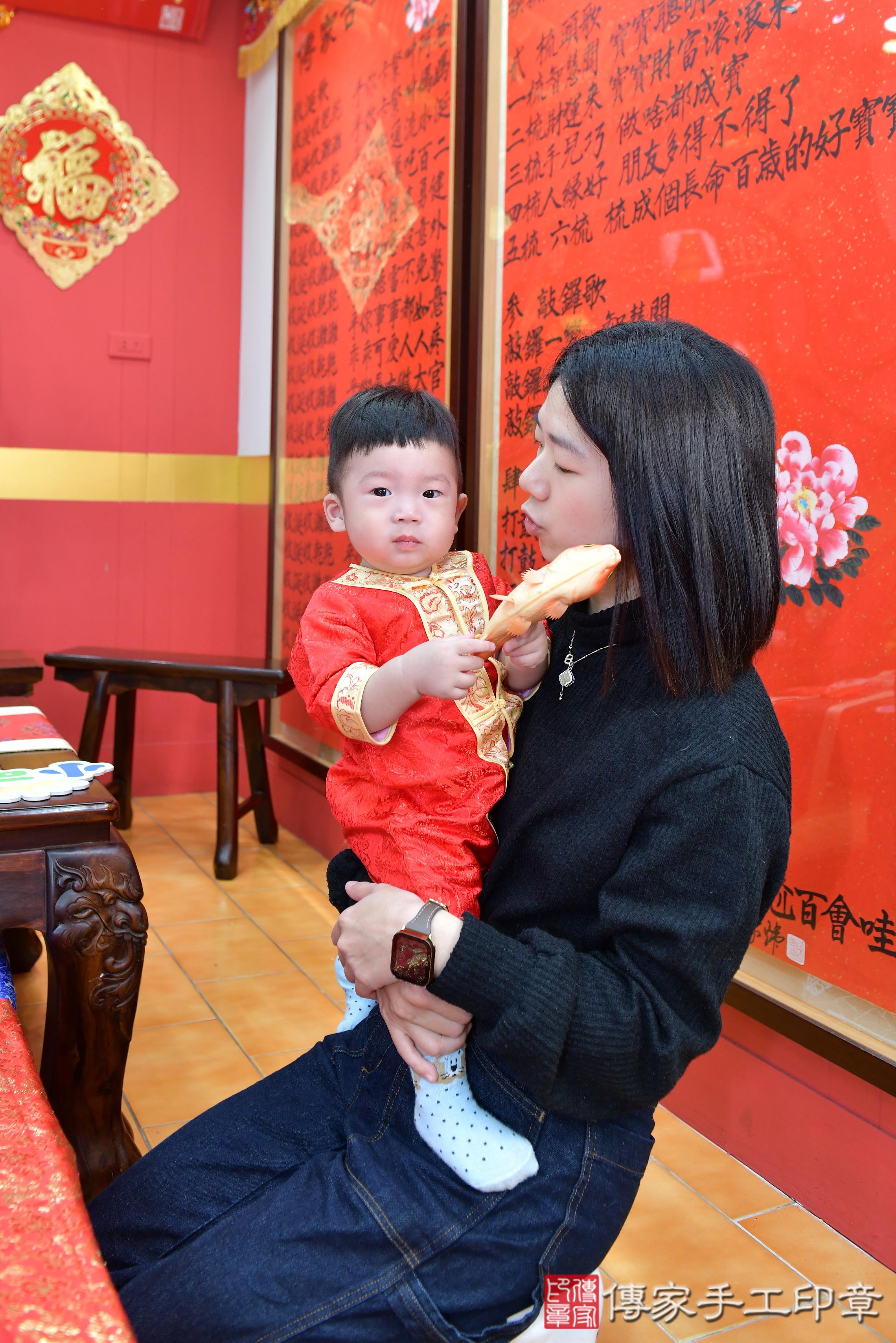 傳家手工印章桃園店、抓周、度脺、美式風會場、傳家嬰兒古禮、吉祥話、抓周道具物品24種、拍照。抓周證書。寶寶抓周、滿周歲、生日快樂、祝福