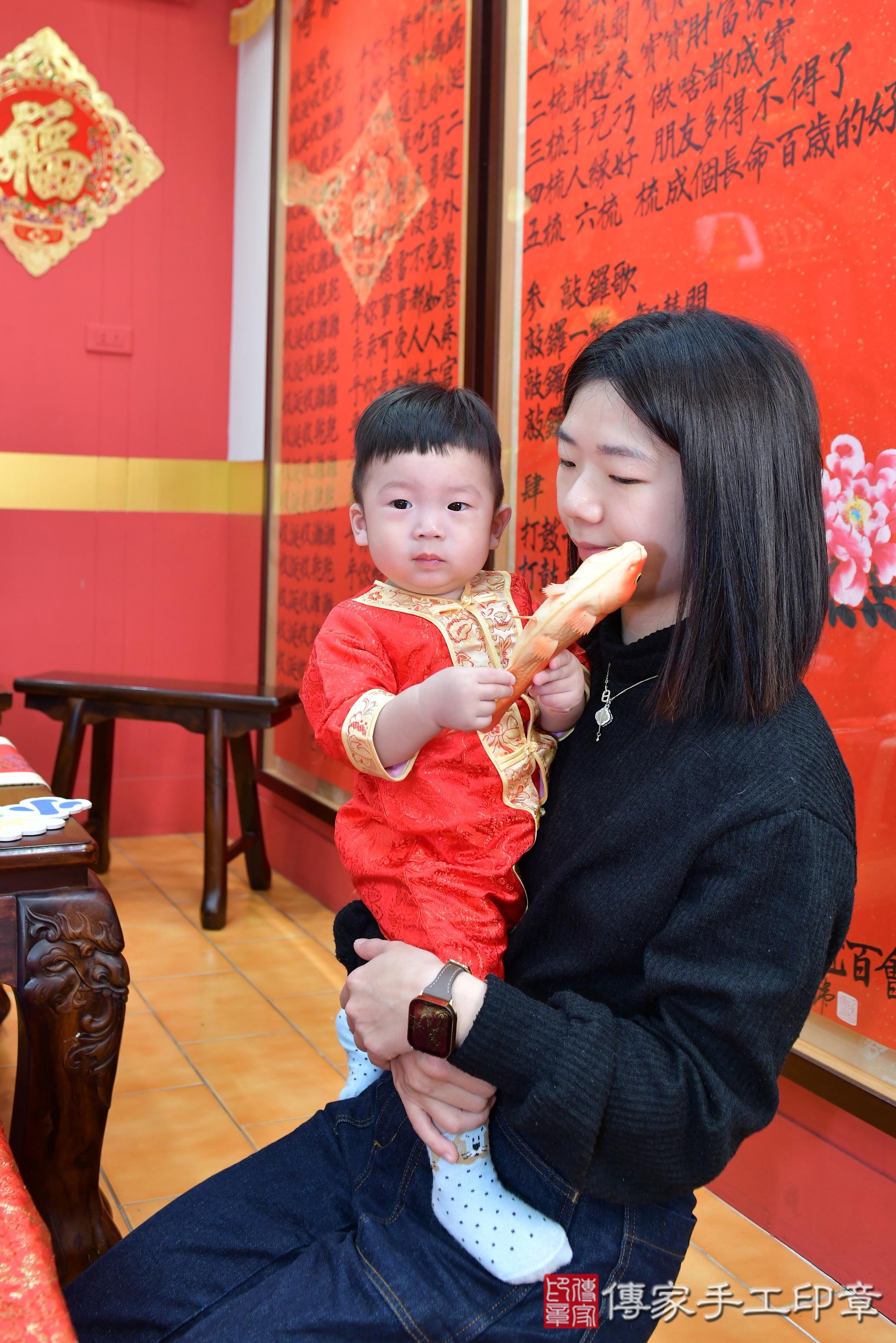 傳家手工印章桃園店、抓周、度脺、美式風會場、傳家嬰兒古禮、吉祥話、抓周道具物品24種、拍照。抓周證書。寶寶抓周、滿周歲、生日快樂、祝福