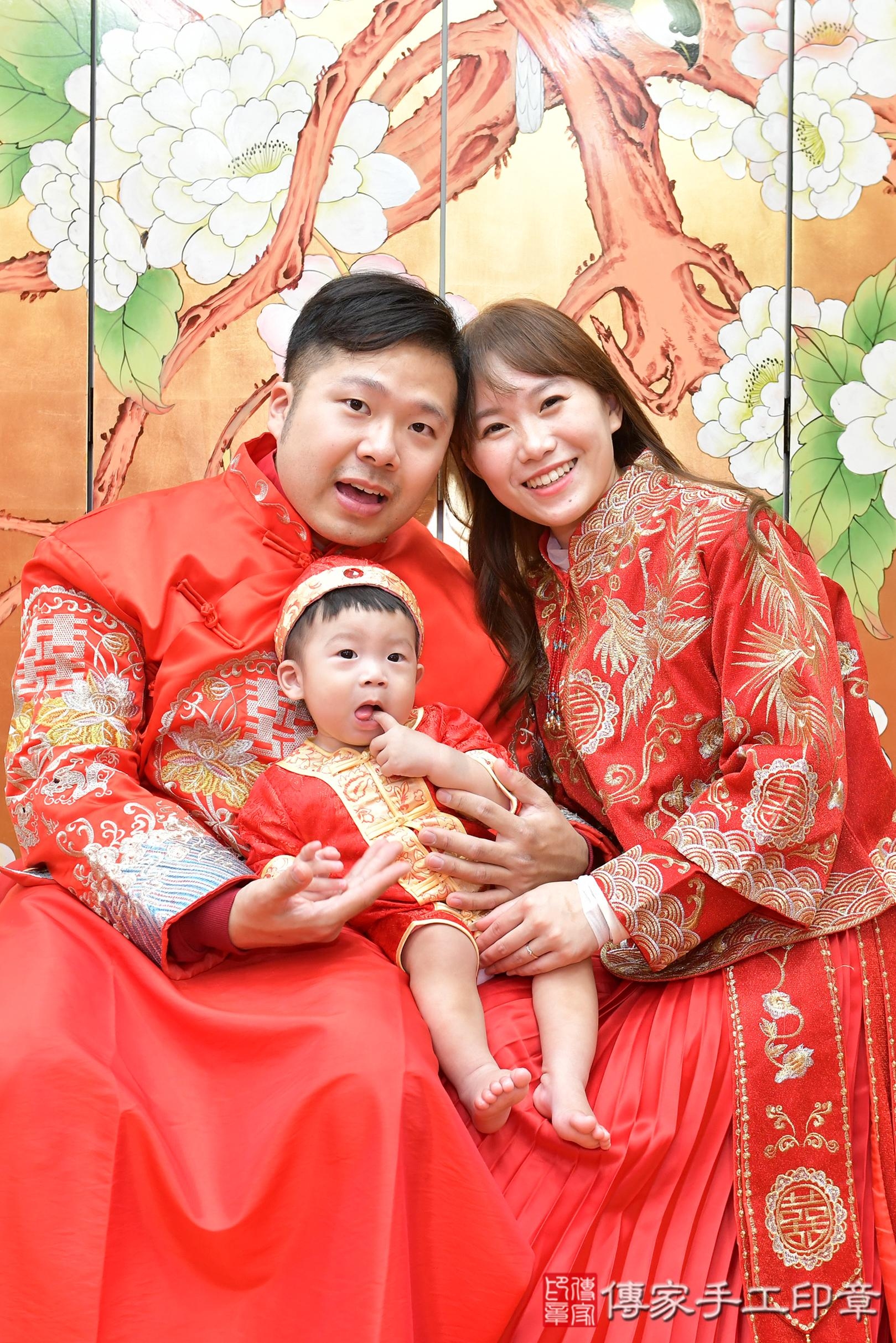 傳家手工印章桃園店、抓周、度脺、美式風會場、傳家嬰兒古禮、吉祥話、抓周道具物品24種、拍照。抓周證書。寶寶抓周、滿周歲、生日快樂、祝福