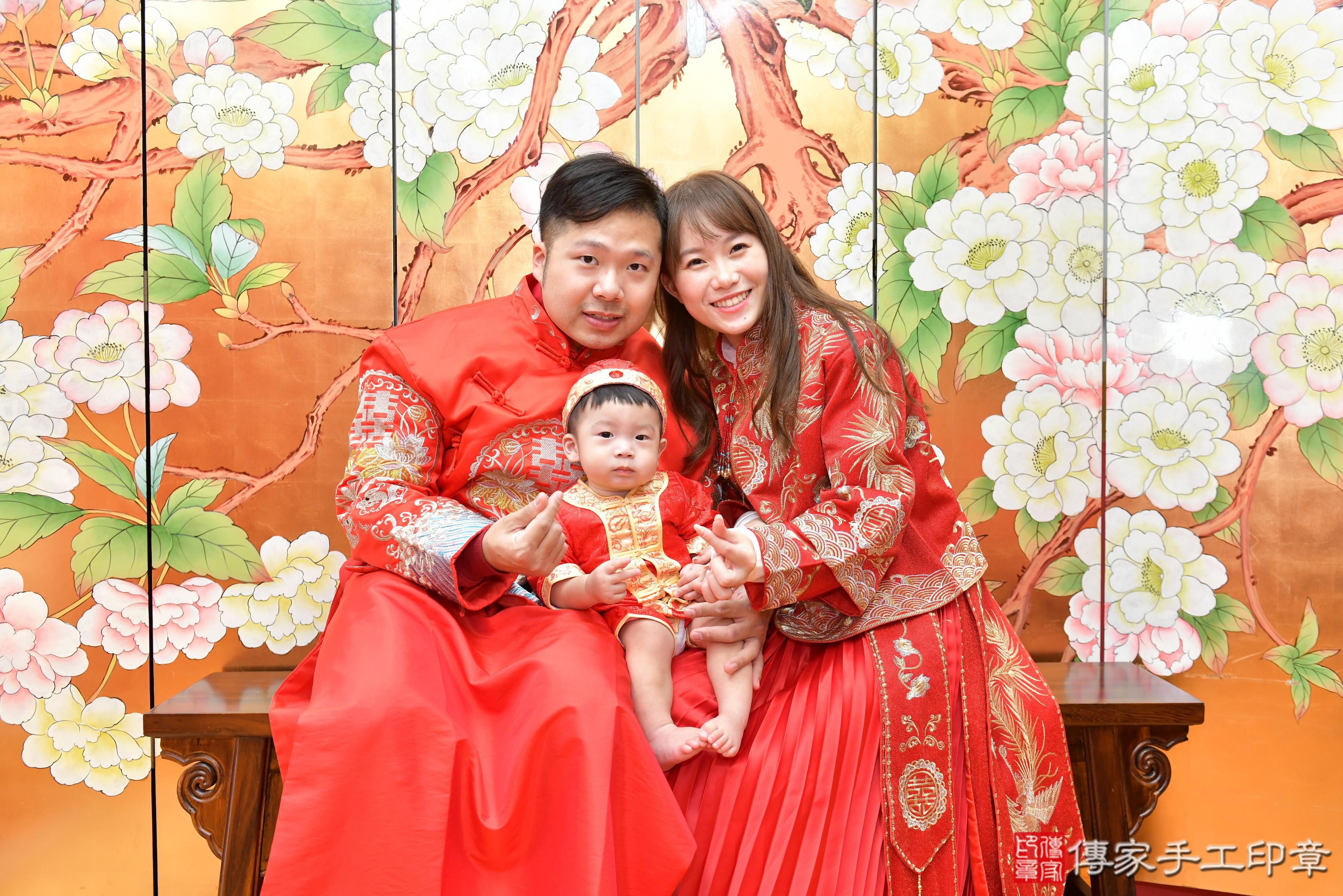 傳家手工印章桃園店、抓周、度脺、美式風會場、傳家嬰兒古禮、吉祥話、抓周道具物品24種、拍照。抓周證書。寶寶抓周、滿周歲、生日快樂、祝福