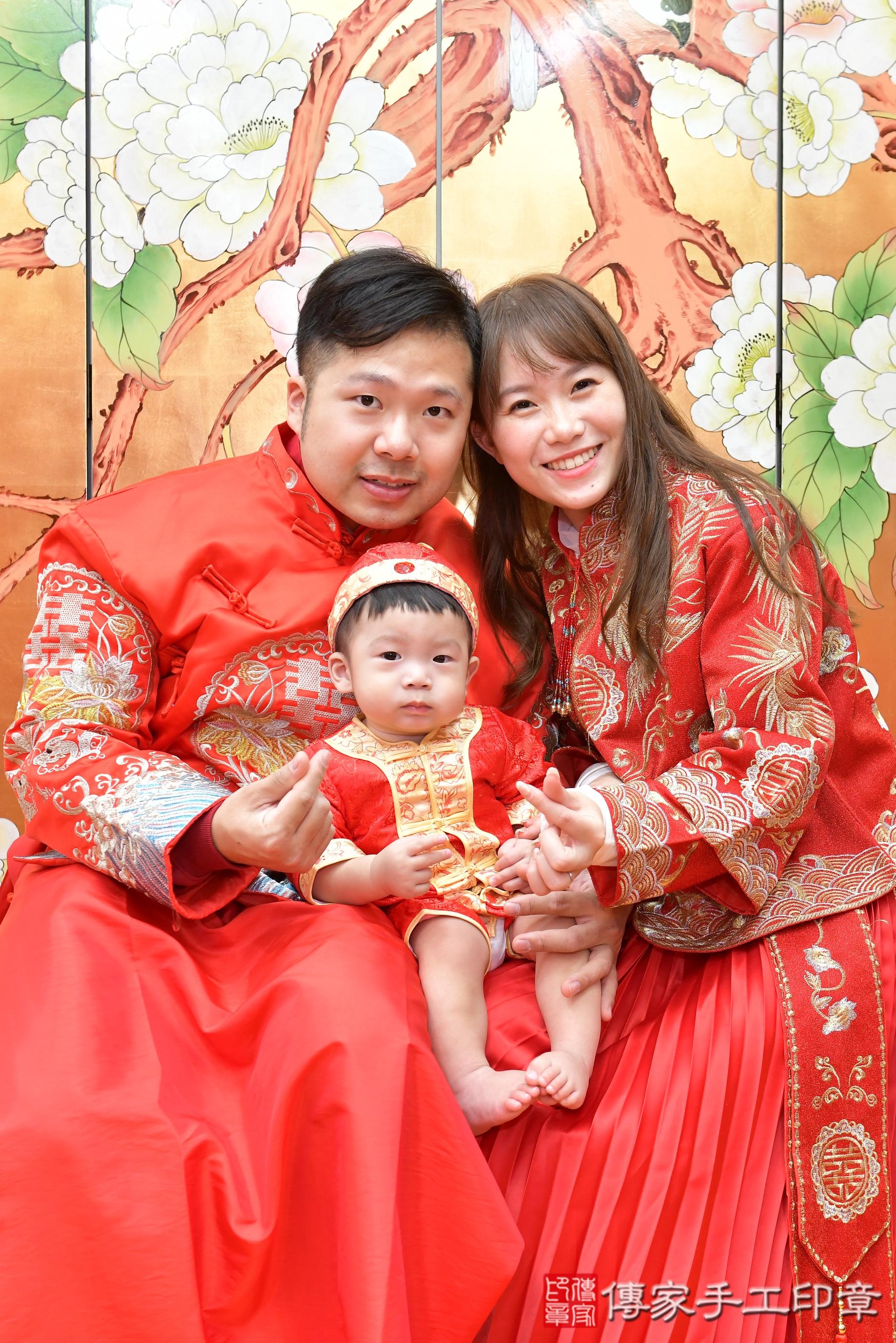 傳家手工印章桃園店、抓周、度脺、美式風會場、傳家嬰兒古禮、吉祥話、抓周道具物品24種、拍照。抓周證書。寶寶抓周、滿周歲、生日快樂、祝福