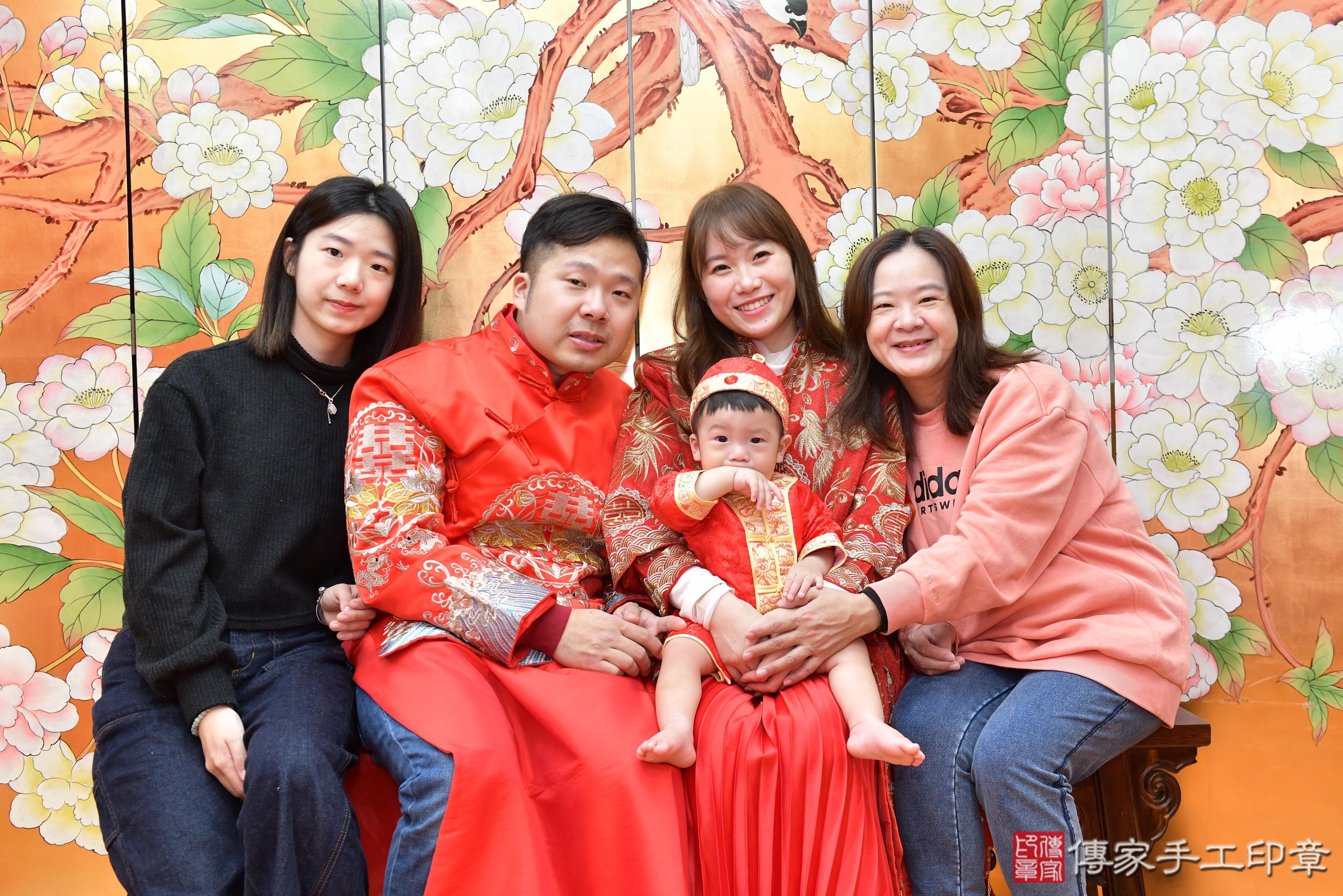 傳家手工印章桃園店、抓周、度脺、美式風會場、傳家嬰兒古禮、吉祥話、抓周道具物品24種、拍照。抓周證書。寶寶抓周、滿周歲、生日快樂、祝福