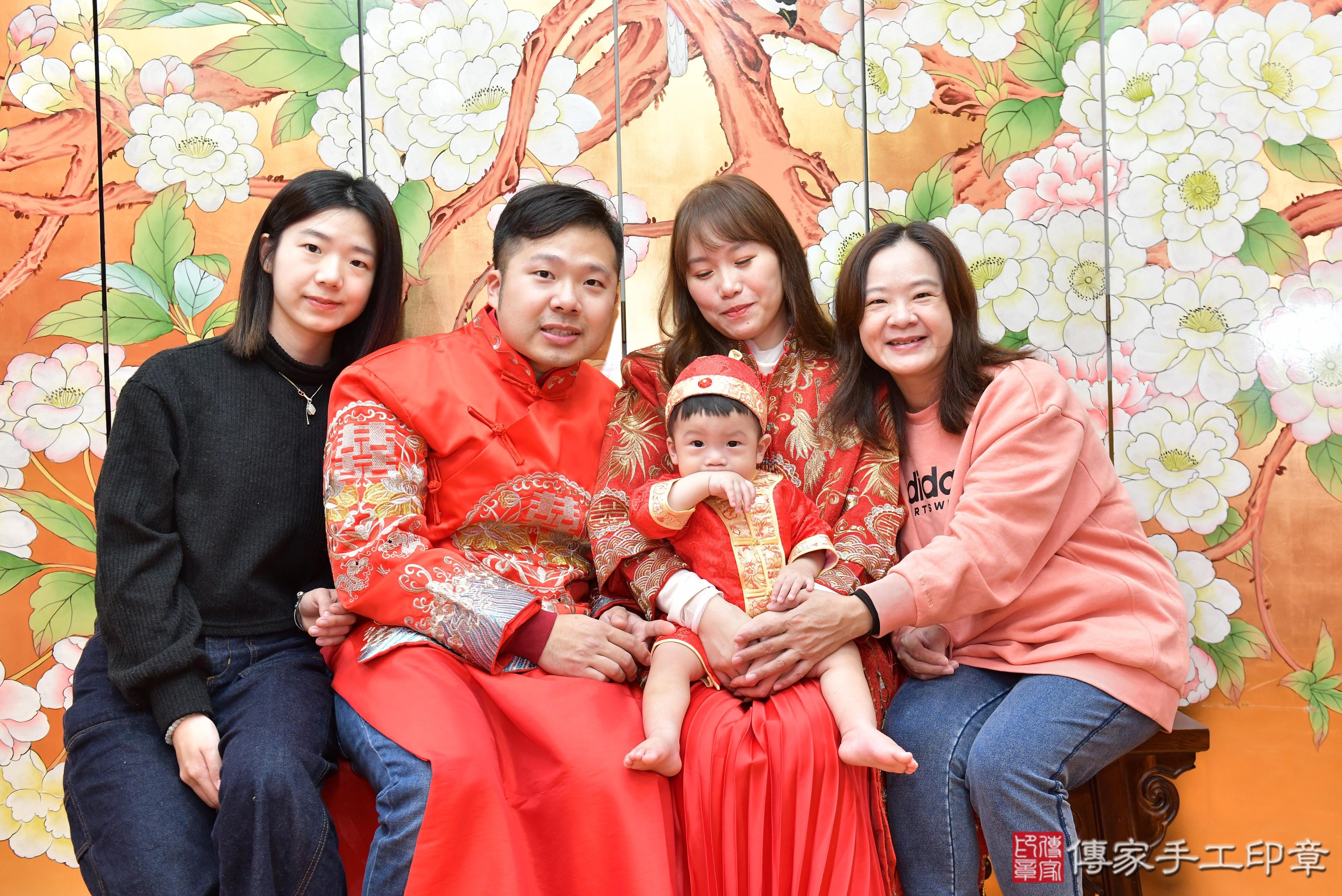 傳家手工印章桃園店、抓周、度脺、美式風會場、傳家嬰兒古禮、吉祥話、抓周道具物品24種、拍照。抓周證書。寶寶抓周、滿周歲、生日快樂、祝福