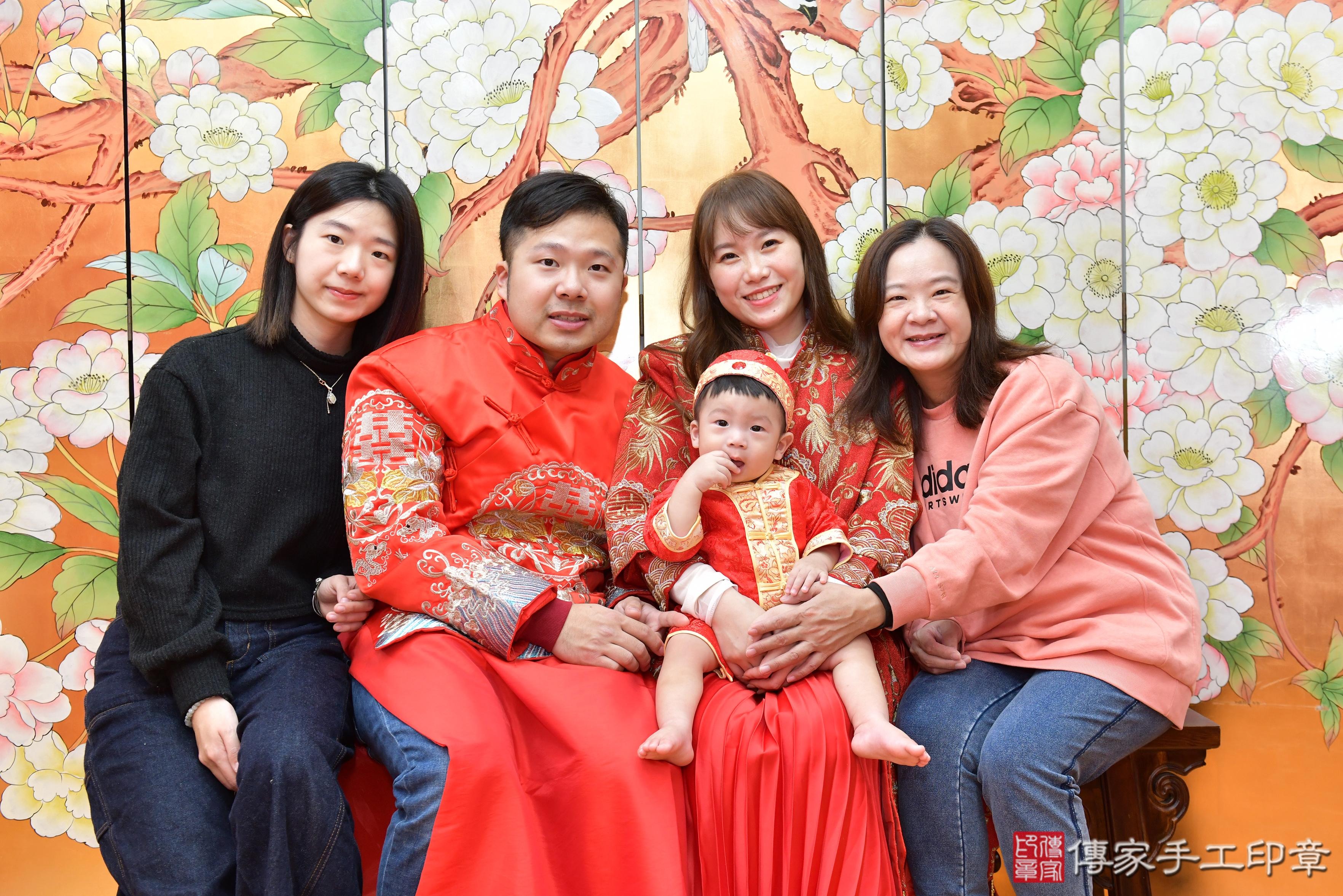 傳家手工印章桃園店、抓周、度脺、美式風會場、傳家嬰兒古禮、吉祥話、抓周道具物品24種、拍照。抓周證書。寶寶抓周、滿周歲、生日快樂、祝福