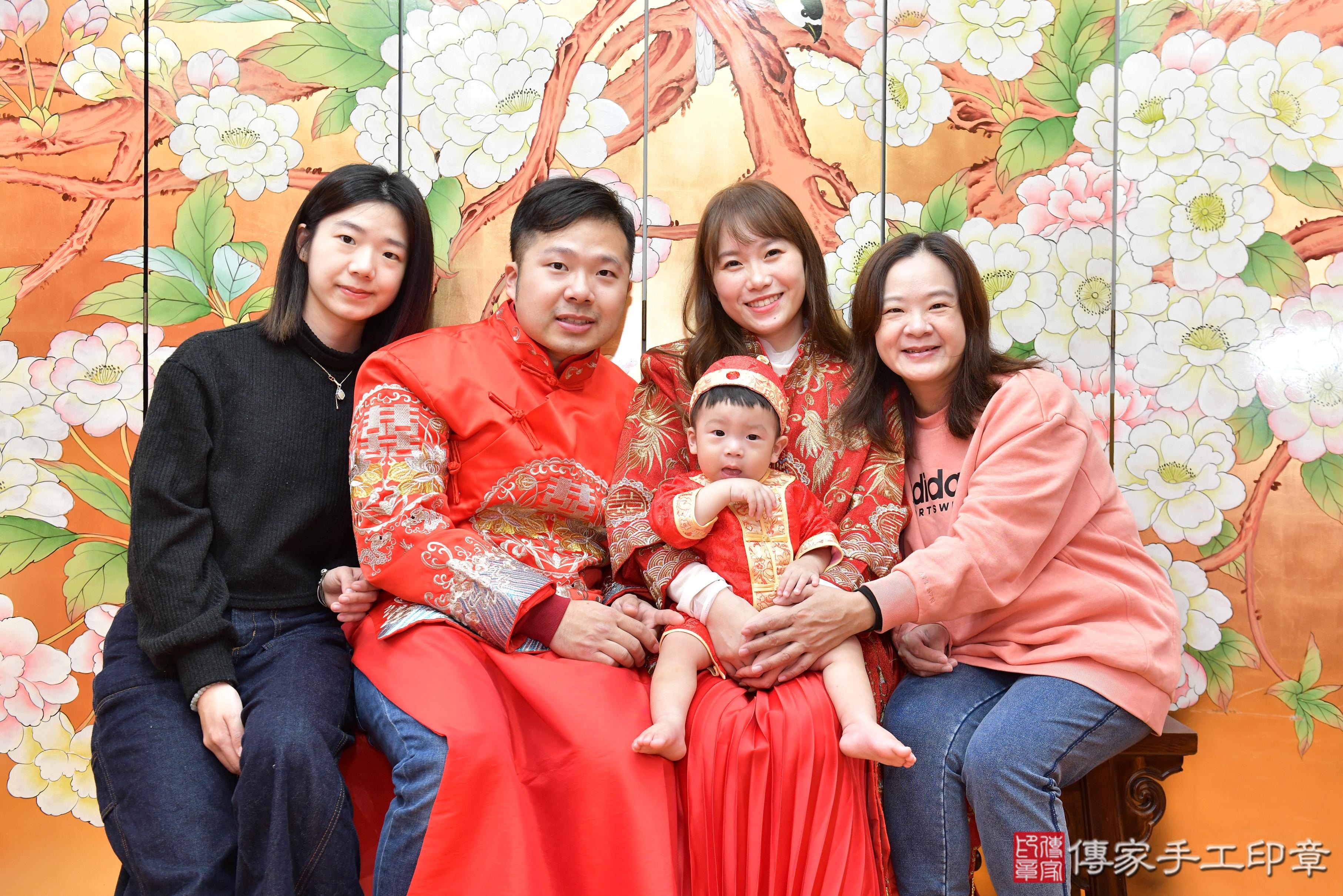 傳家手工印章桃園店、抓周、度脺、美式風會場、傳家嬰兒古禮、吉祥話、抓周道具物品24種、拍照。抓周證書。寶寶抓周、滿周歲、生日快樂、祝福