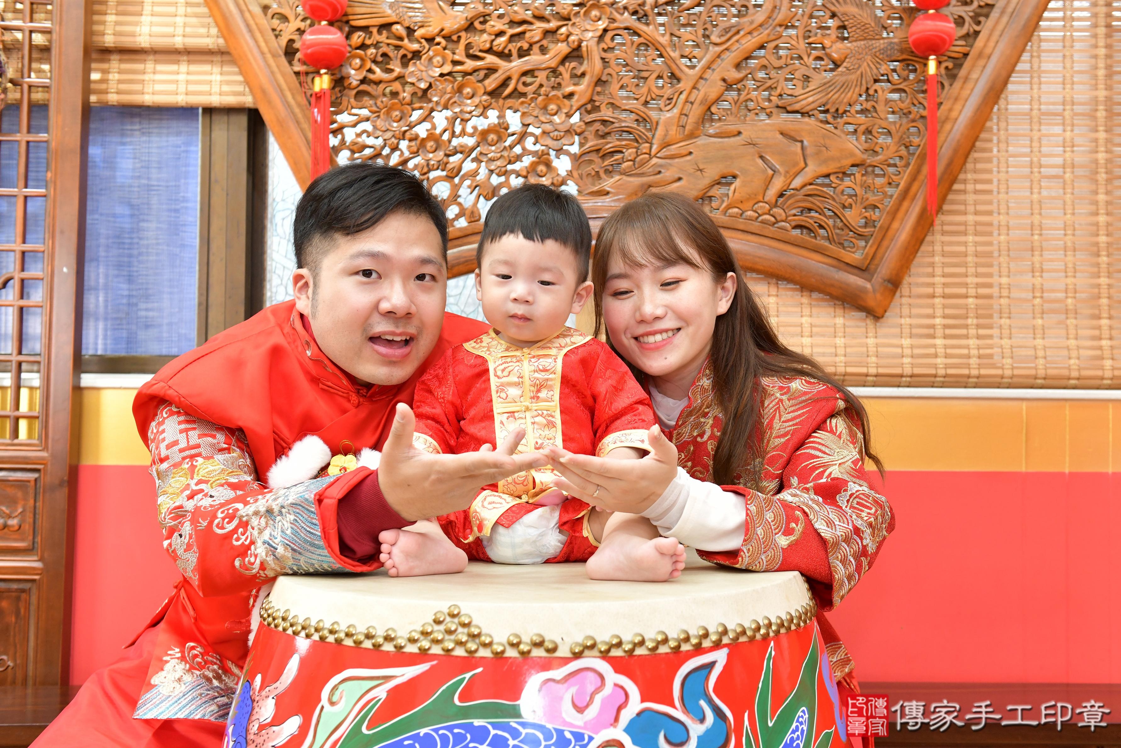 傳家手工印章桃園店、抓周、度脺、美式風會場、傳家嬰兒古禮、吉祥話、抓周道具物品24種、拍照。抓周證書。寶寶抓周、滿周歲、生日快樂、祝福