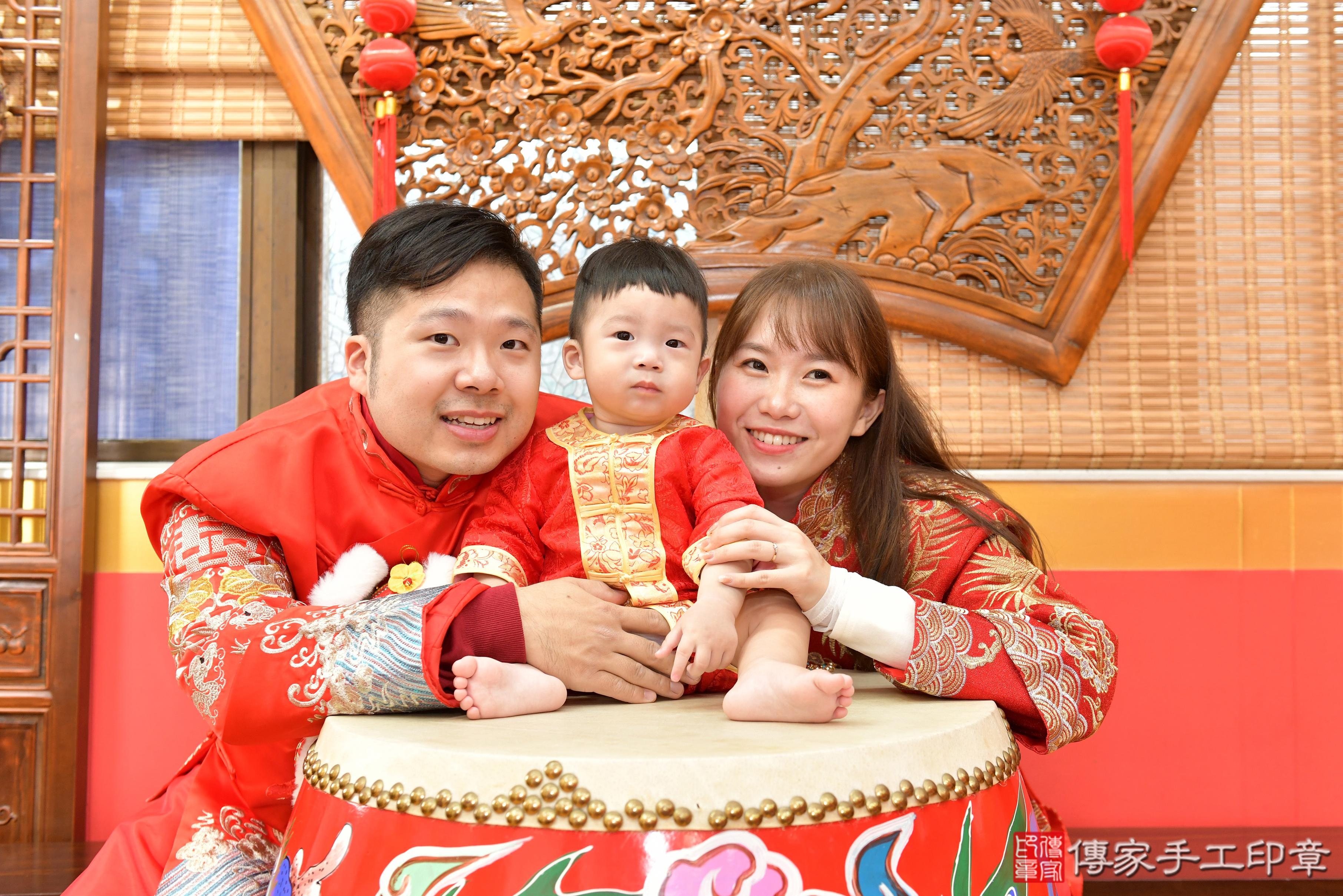 傳家手工印章桃園店、抓周、度脺、美式風會場、傳家嬰兒古禮、吉祥話、抓周道具物品24種、拍照。抓周證書。寶寶抓周、滿周歲、生日快樂、祝福