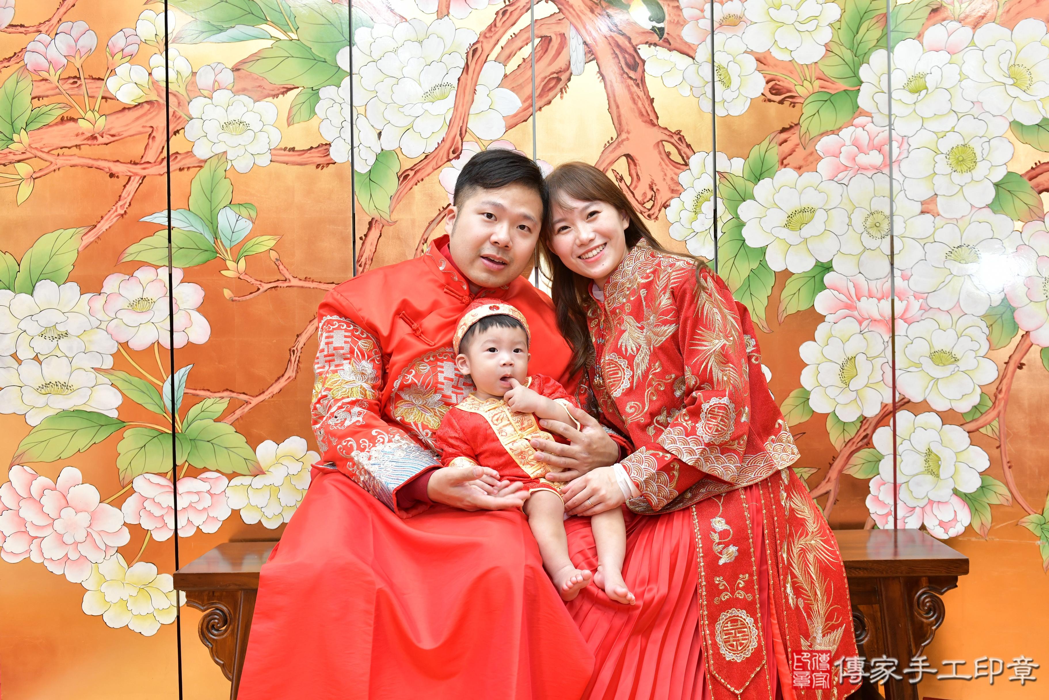 傳家手工印章桃園店、抓周、度脺、美式風會場、傳家嬰兒古禮、吉祥話、抓周道具物品24種、拍照。抓周證書。寶寶抓周、滿周歲、生日快樂、祝福