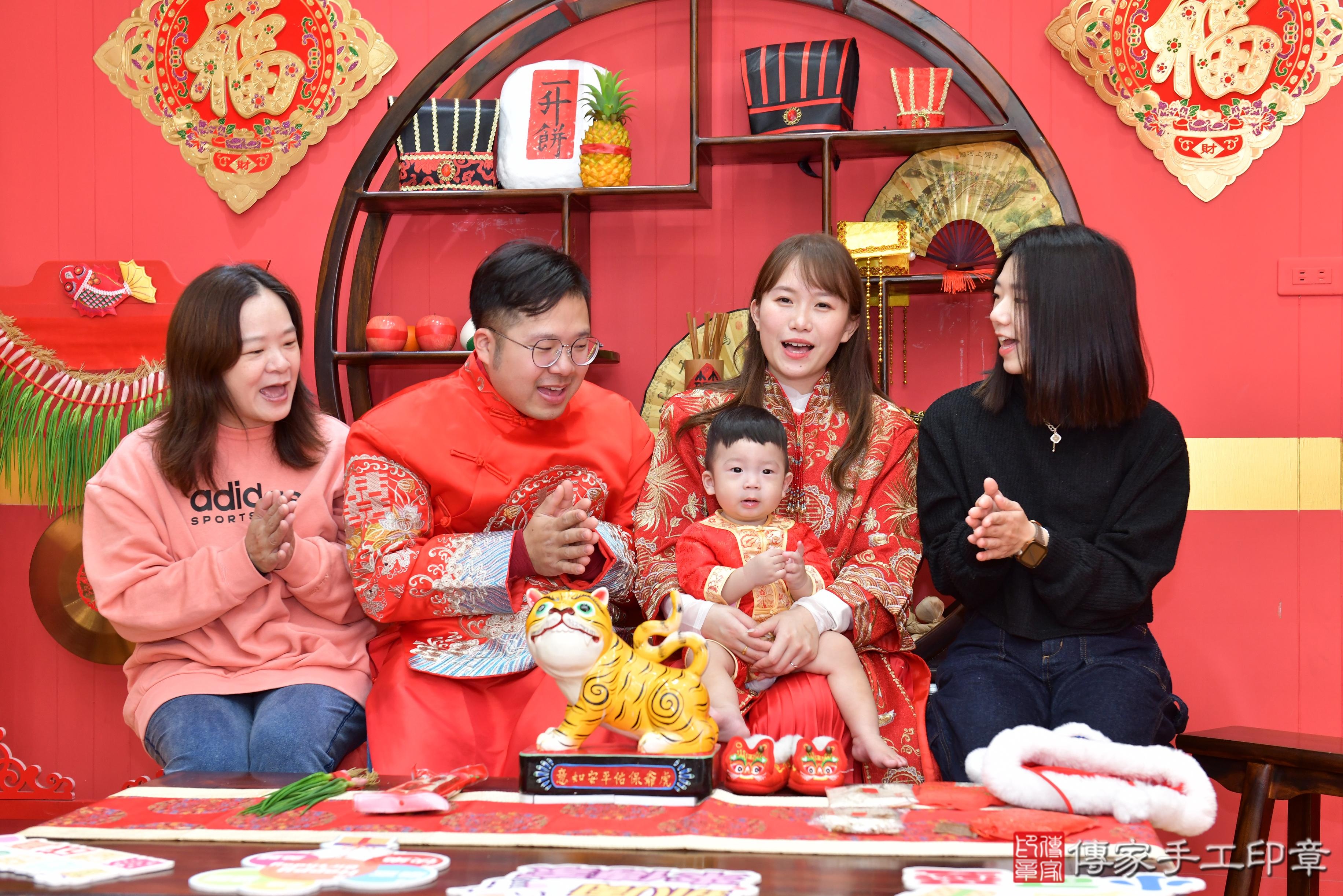 傳家手工印章桃園店、抓周、度脺、美式風會場、傳家嬰兒古禮、吉祥話、抓周道具物品24種、拍照。抓周證書。寶寶抓周、滿周歲、生日快樂、祝福