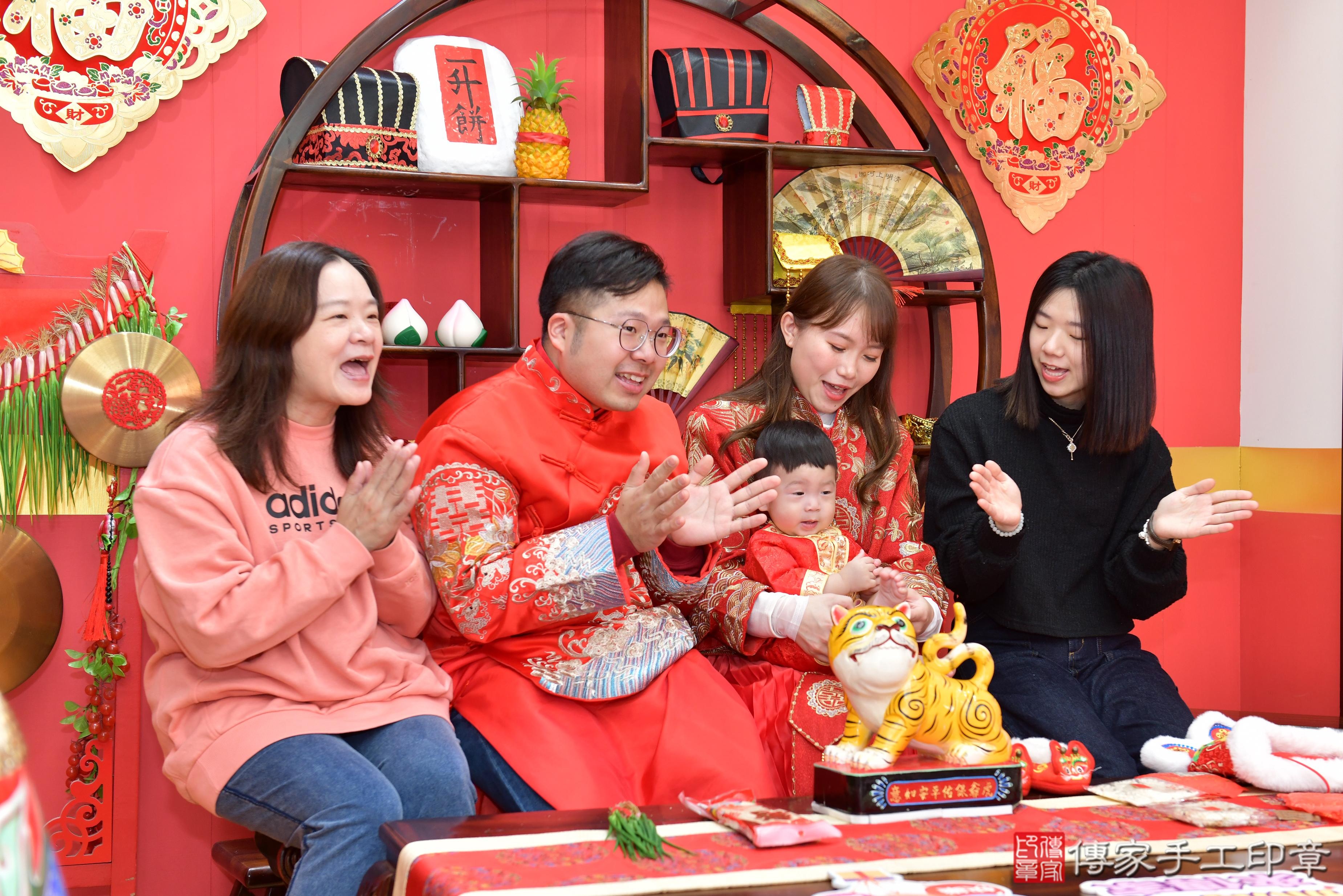 傳家手工印章桃園店、抓周、度脺、美式風會場、傳家嬰兒古禮、吉祥話、抓周道具物品24種、拍照。抓周證書。寶寶抓周、滿周歲、生日快樂、祝福