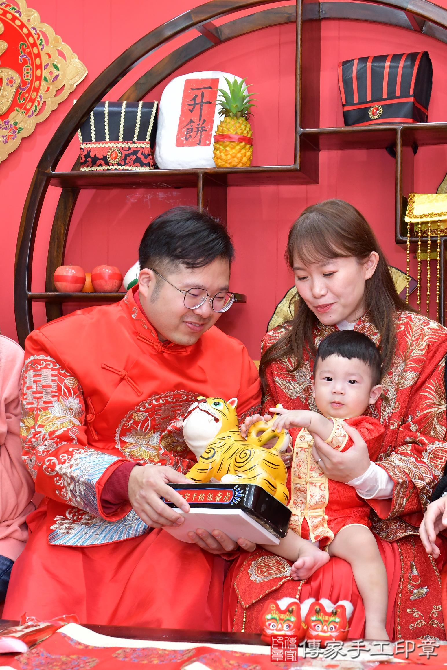 傳家手工印章桃園店、抓周、度脺、美式風會場、傳家嬰兒古禮、吉祥話、抓周道具物品24種、拍照。抓周證書。寶寶抓周、滿周歲、生日快樂、祝福