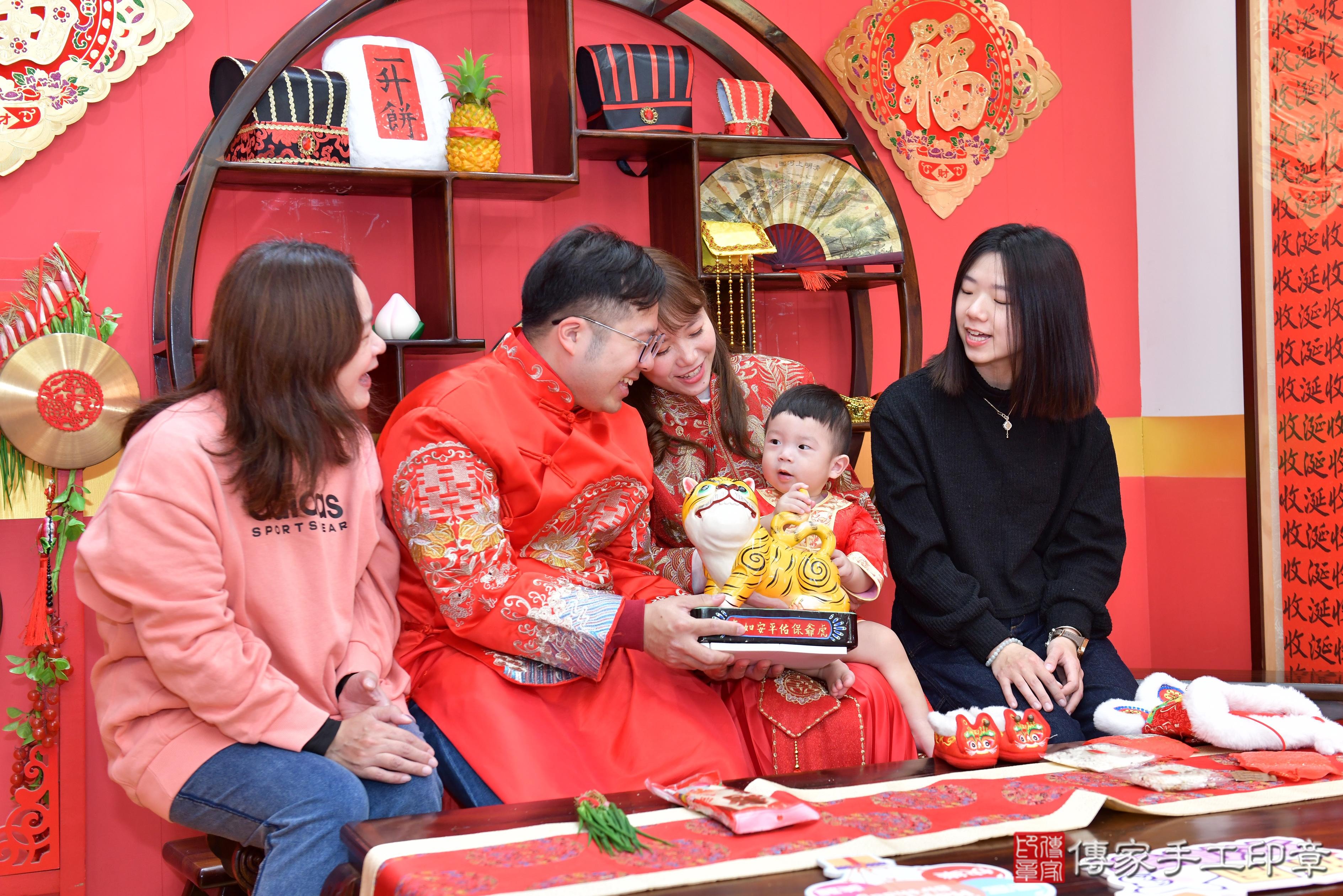 傳家手工印章桃園店、抓周、度脺、美式風會場、傳家嬰兒古禮、吉祥話、抓周道具物品24種、拍照。抓周證書。寶寶抓周、滿周歲、生日快樂、祝福