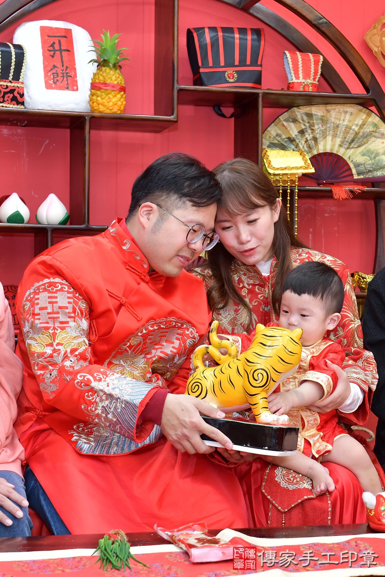 傳家手工印章桃園店、抓周、度脺、美式風會場、傳家嬰兒古禮、吉祥話、抓周道具物品24種、拍照。抓周證書。寶寶抓周、滿周歲、生日快樂、祝福