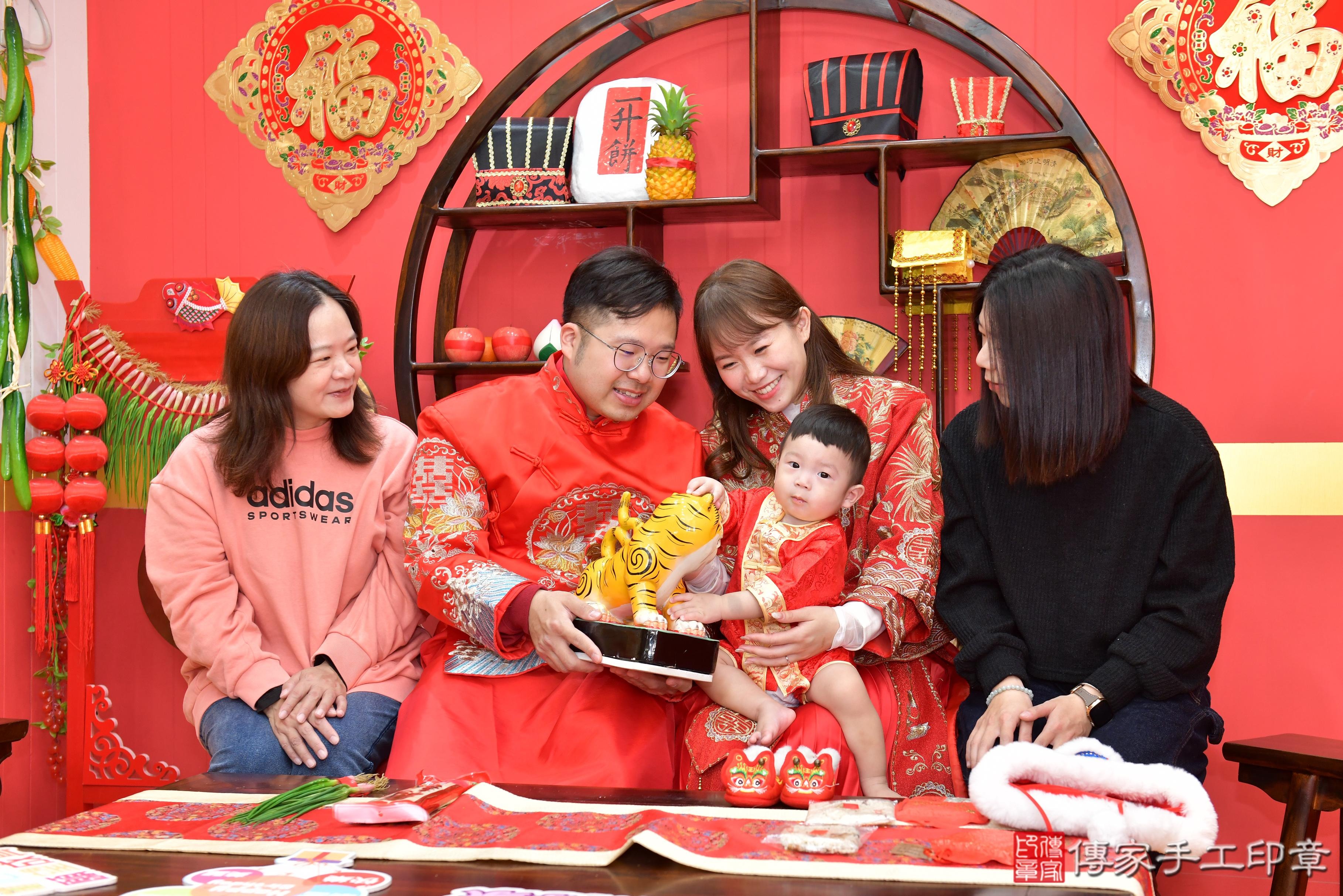 傳家手工印章桃園店、抓周、度脺、美式風會場、傳家嬰兒古禮、吉祥話、抓周道具物品24種、拍照。抓周證書。寶寶抓周、滿周歲、生日快樂、祝福