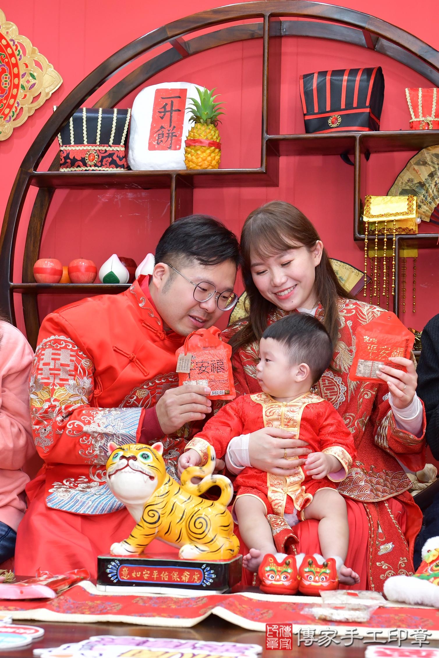 傳家手工印章桃園店、抓周、度脺、美式風會場、傳家嬰兒古禮、吉祥話、抓周道具物品24種、拍照。抓周證書。寶寶抓周、滿周歲、生日快樂、祝福