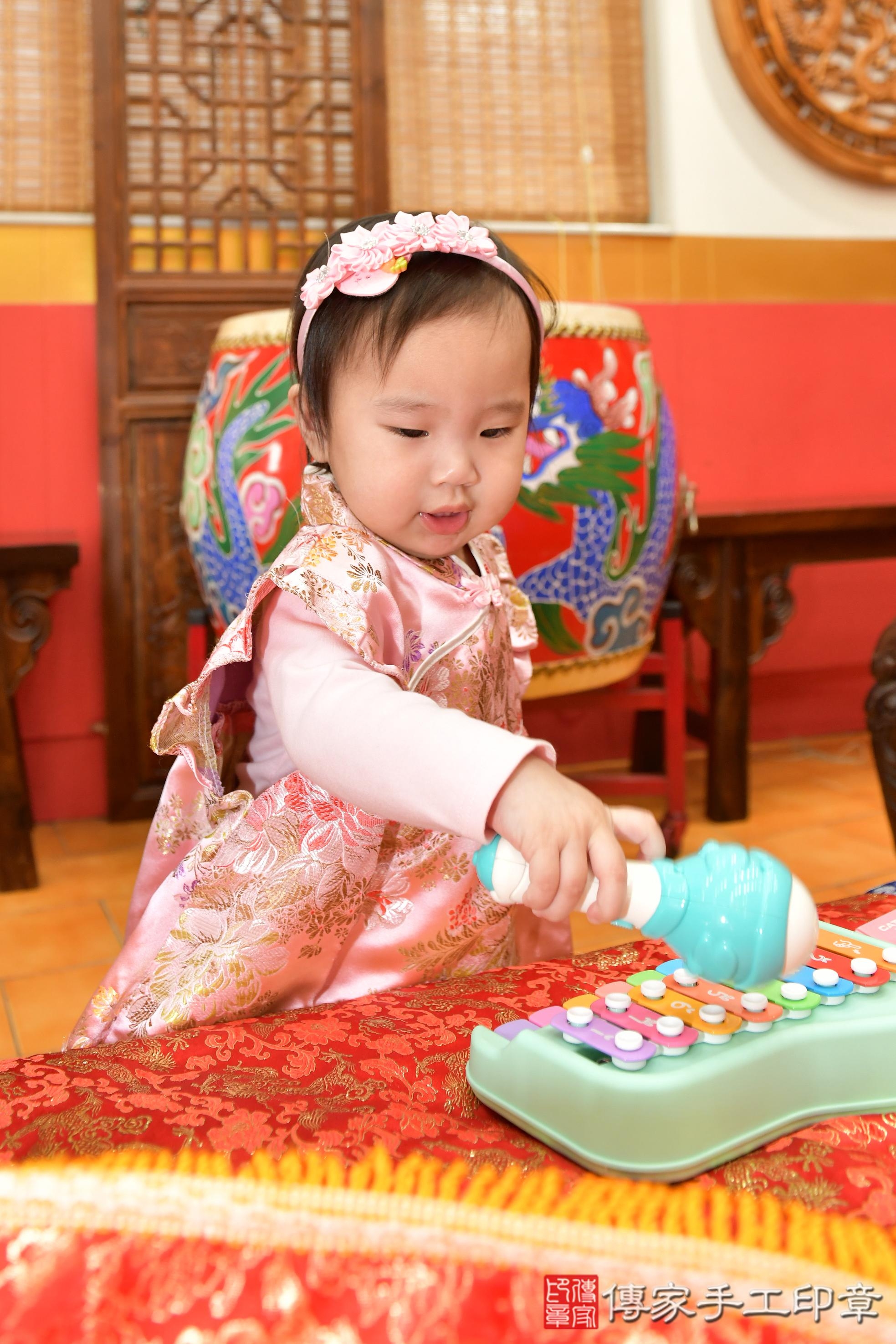 傳家手工印章桃園店、抓周、度脺、美式風會場、傳家嬰兒古禮、吉祥話、抓周道具物品24種、拍照。抓周證書。寶寶抓周、滿周歲、生日快樂、祝福