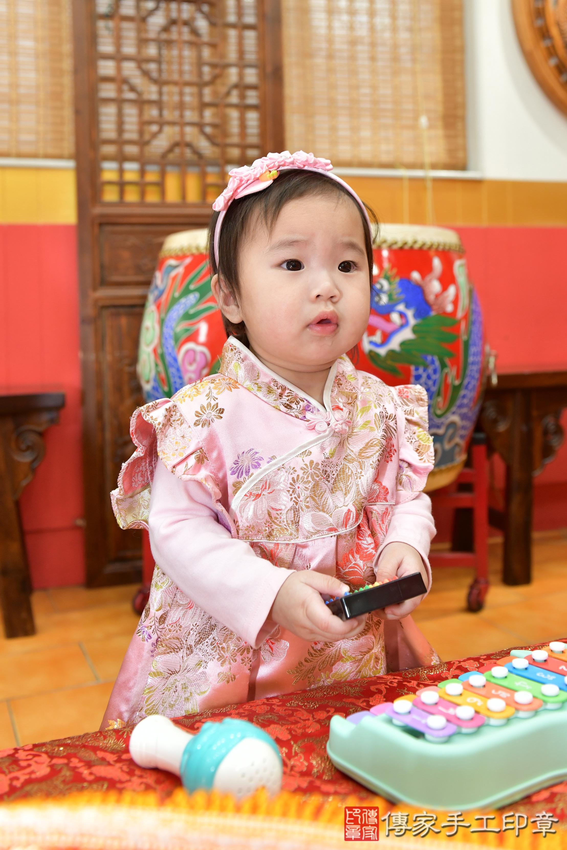 傳家手工印章桃園店、抓周、度脺、美式風會場、傳家嬰兒古禮、吉祥話、抓周道具物品24種、拍照。抓周證書。寶寶抓周、滿周歲、生日快樂、祝福
