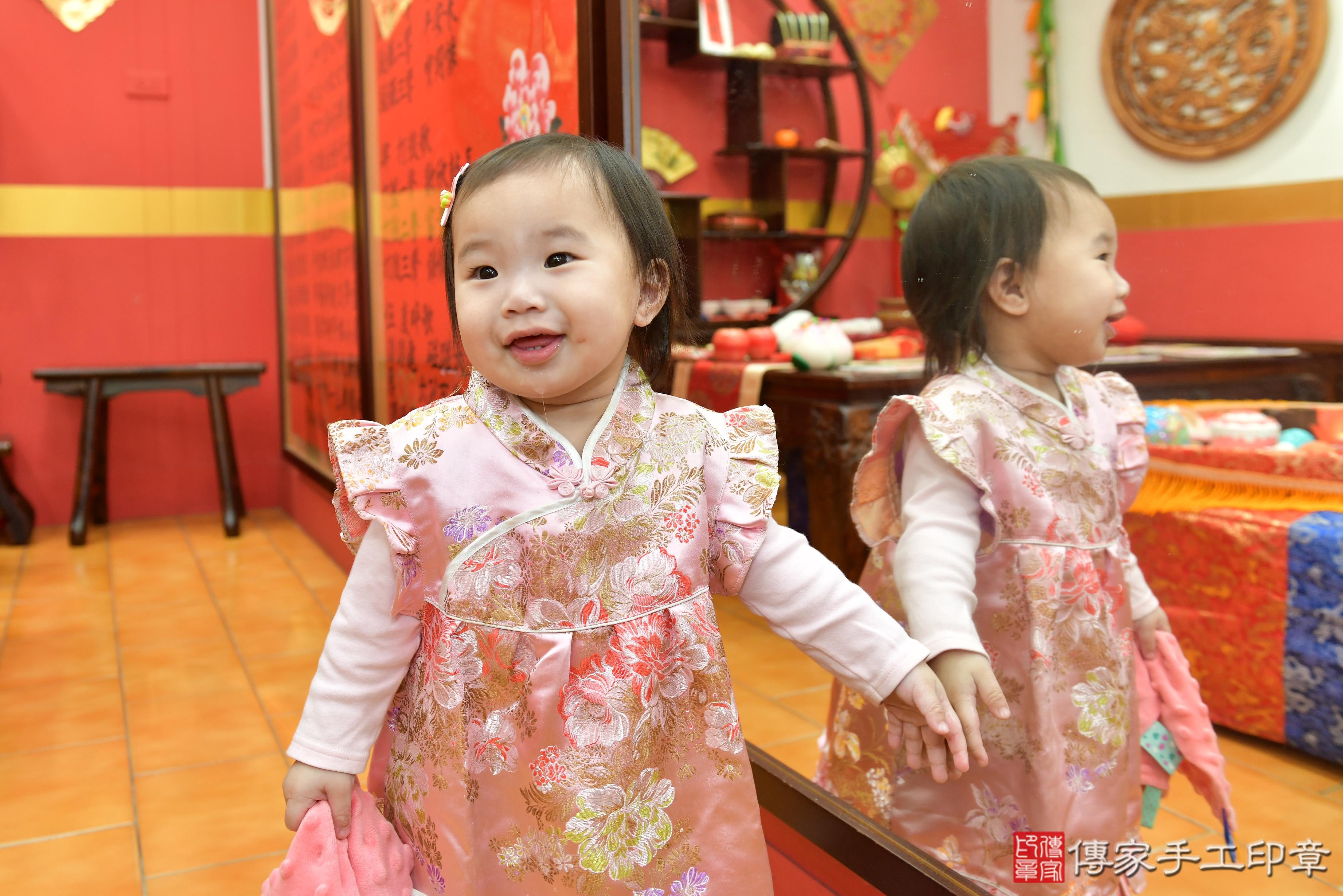 傳家手工印章桃園店、抓周、度脺、美式風會場、傳家嬰兒古禮、吉祥話、抓周道具物品24種、拍照。抓周證書。寶寶抓周、滿周歲、生日快樂、祝福