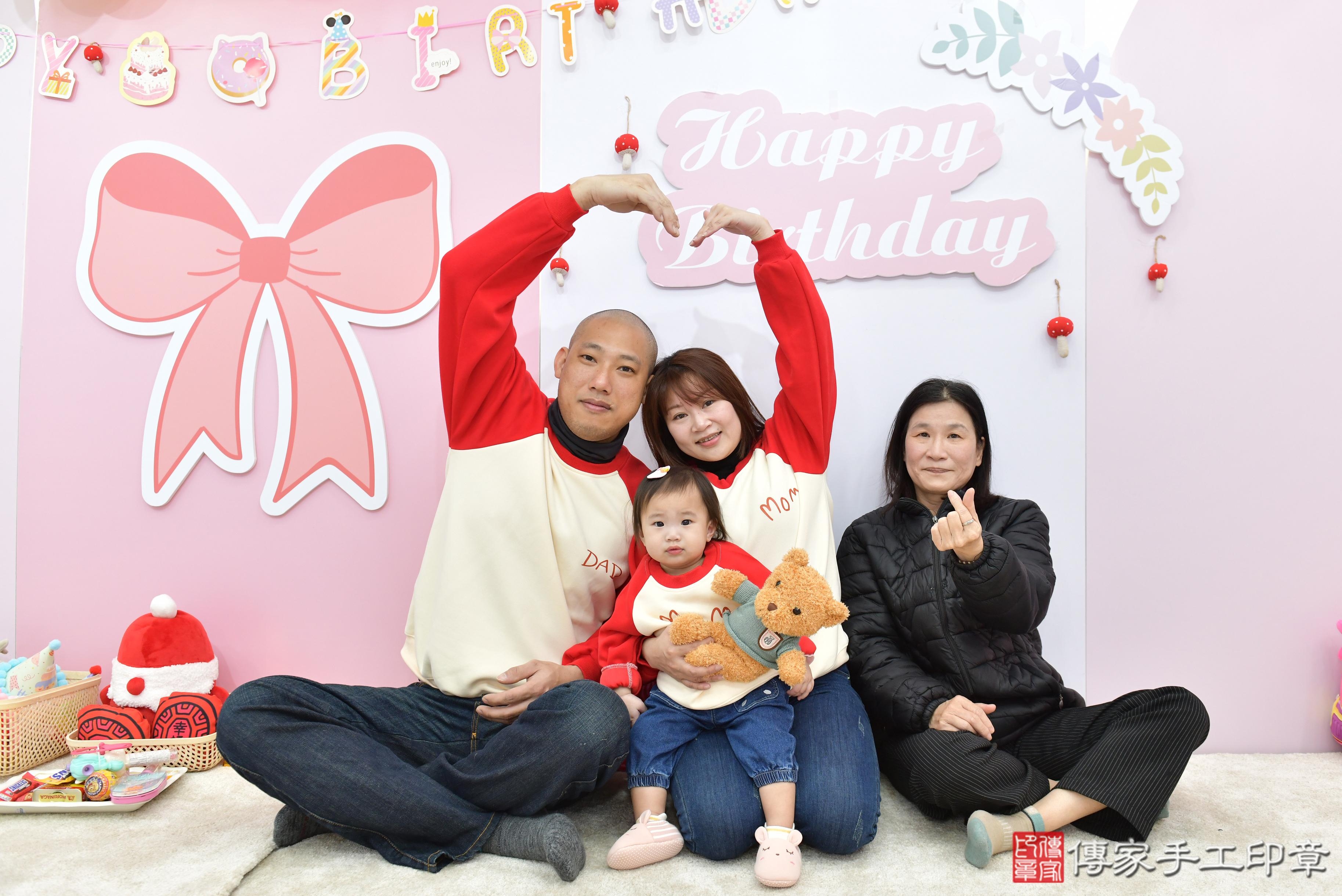 傳家手工印章桃園店、抓周、度脺、美式風會場、傳家嬰兒古禮、吉祥話、抓周道具物品24種、拍照。抓周證書。寶寶抓周、滿周歲、生日快樂、祝福