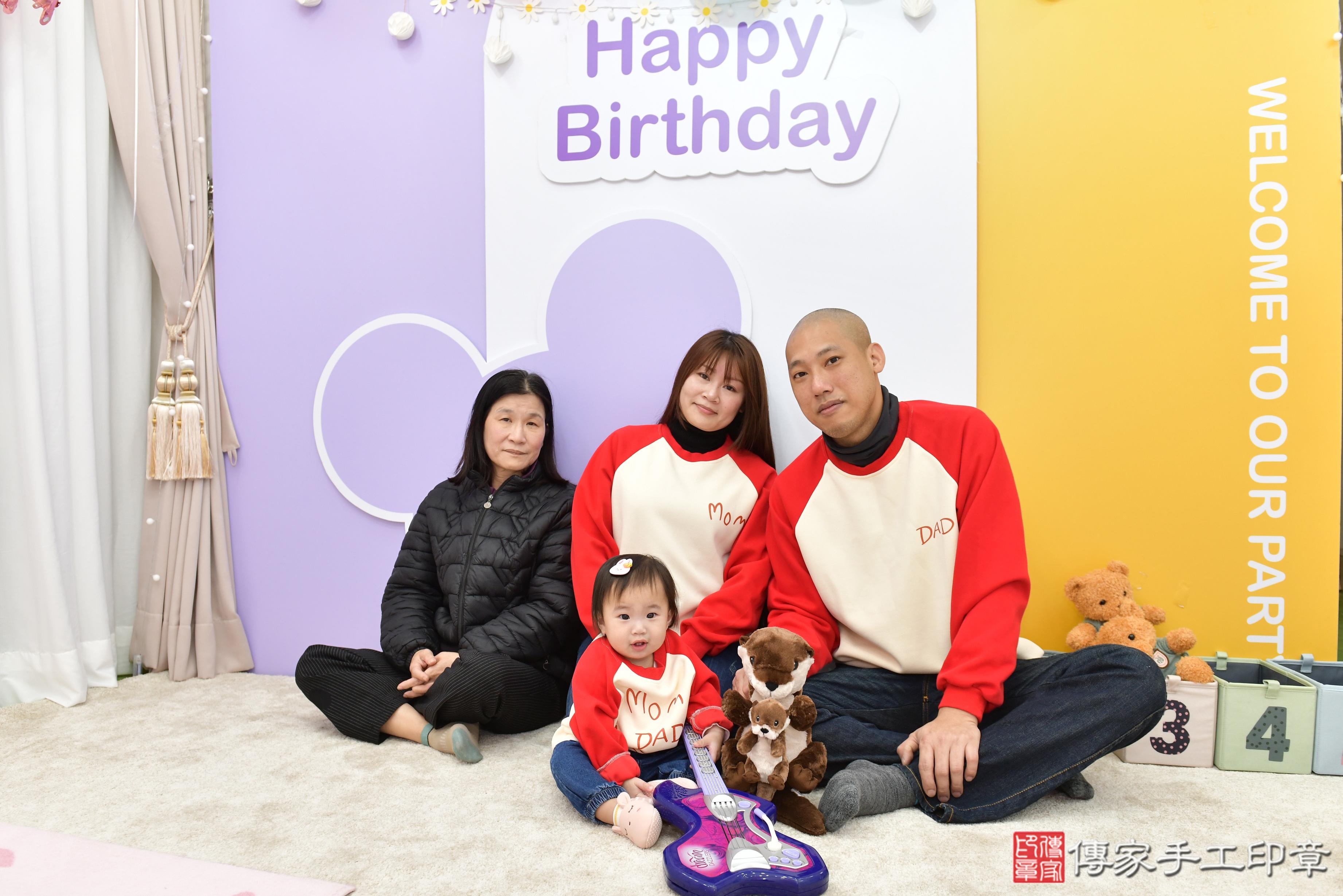 傳家手工印章桃園店、抓周、度脺、美式風會場、傳家嬰兒古禮、吉祥話、抓周道具物品24種、拍照。抓周證書。寶寶抓周、滿周歲、生日快樂、祝福