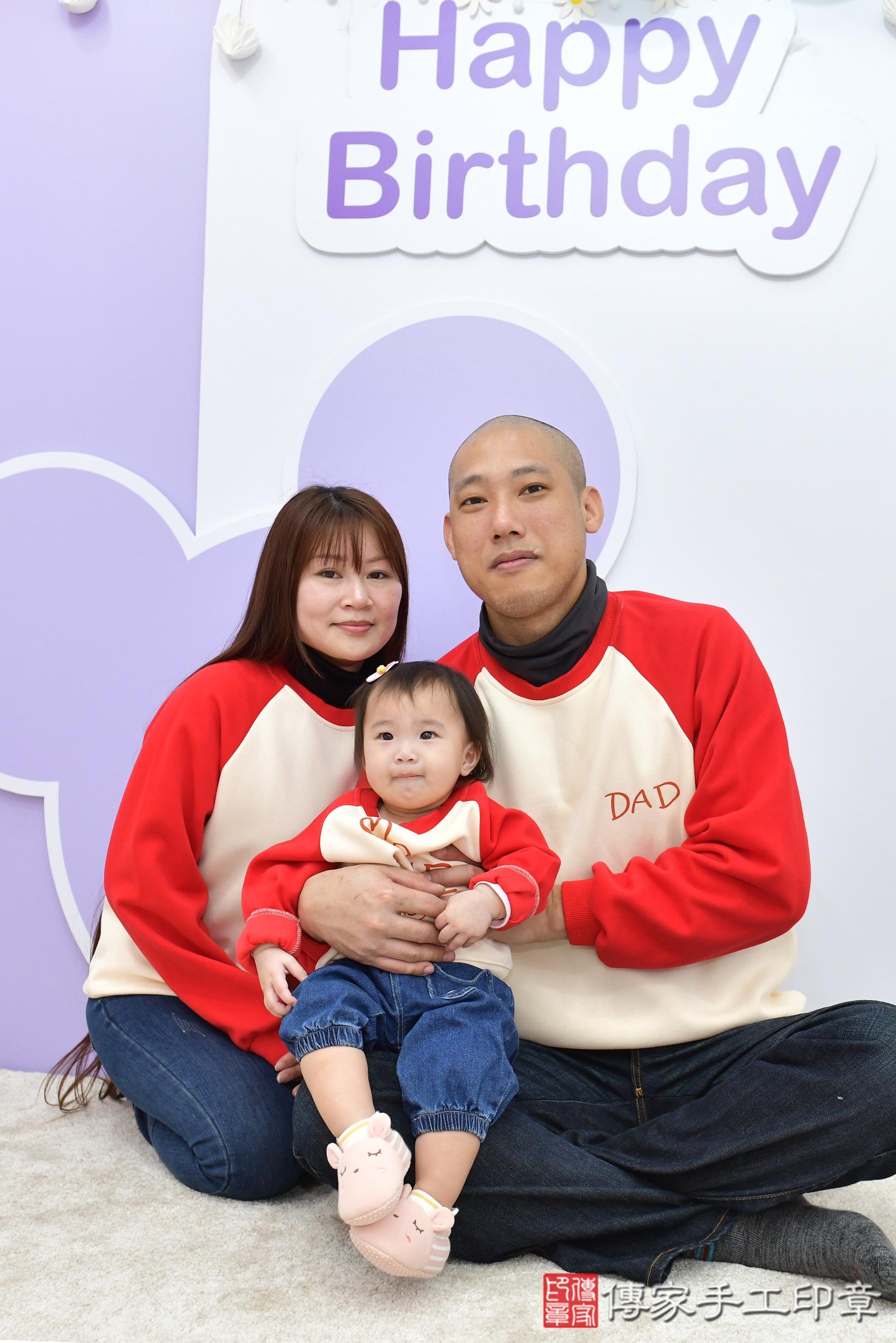 傳家手工印章桃園店、抓周、度脺、美式風會場、傳家嬰兒古禮、吉祥話、抓周道具物品24種、拍照。抓周證書。寶寶抓周、滿周歲、生日快樂、祝福