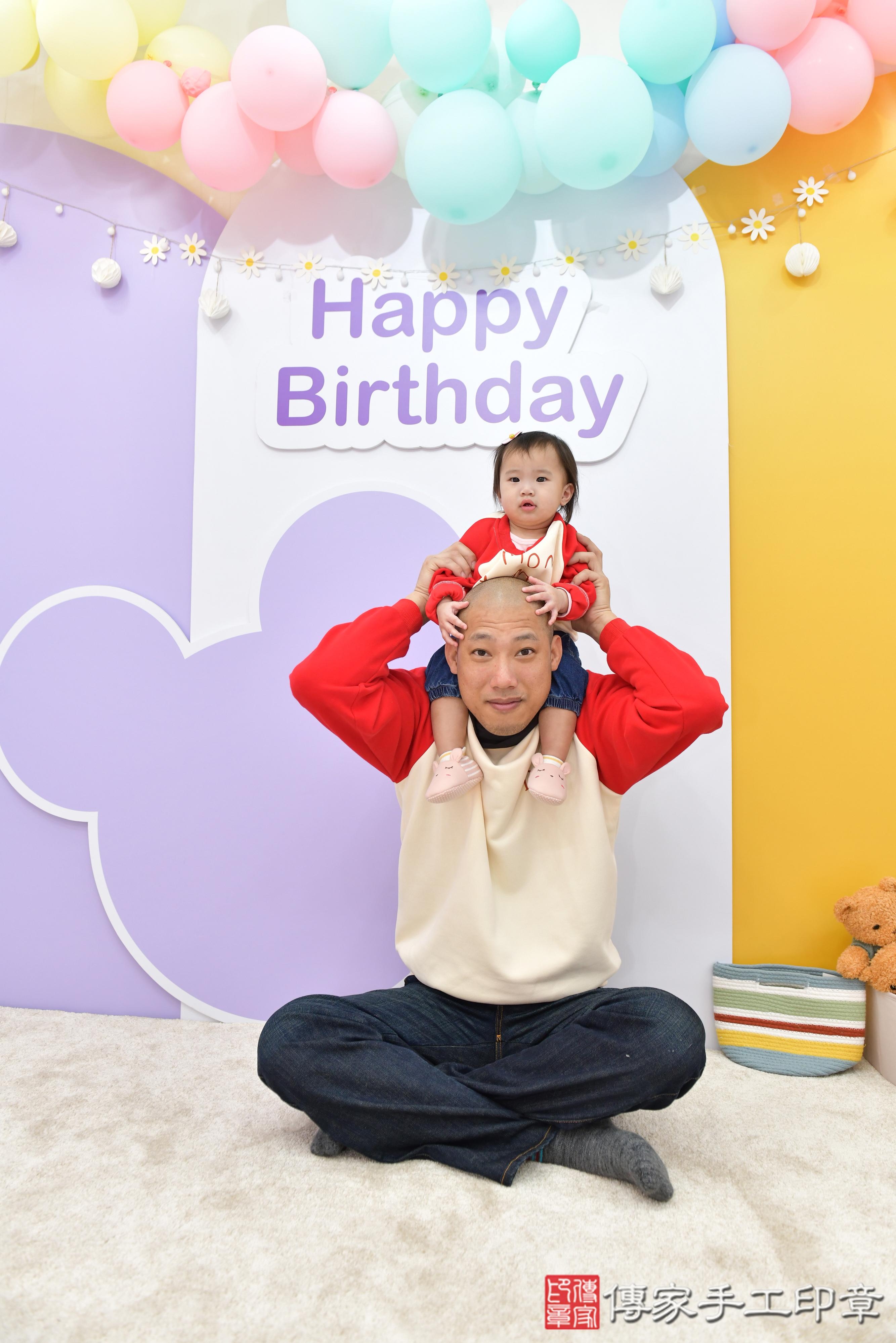 傳家手工印章桃園店、抓周、度脺、美式風會場、傳家嬰兒古禮、吉祥話、抓周道具物品24種、拍照。抓周證書。寶寶抓周、滿周歲、生日快樂、祝福