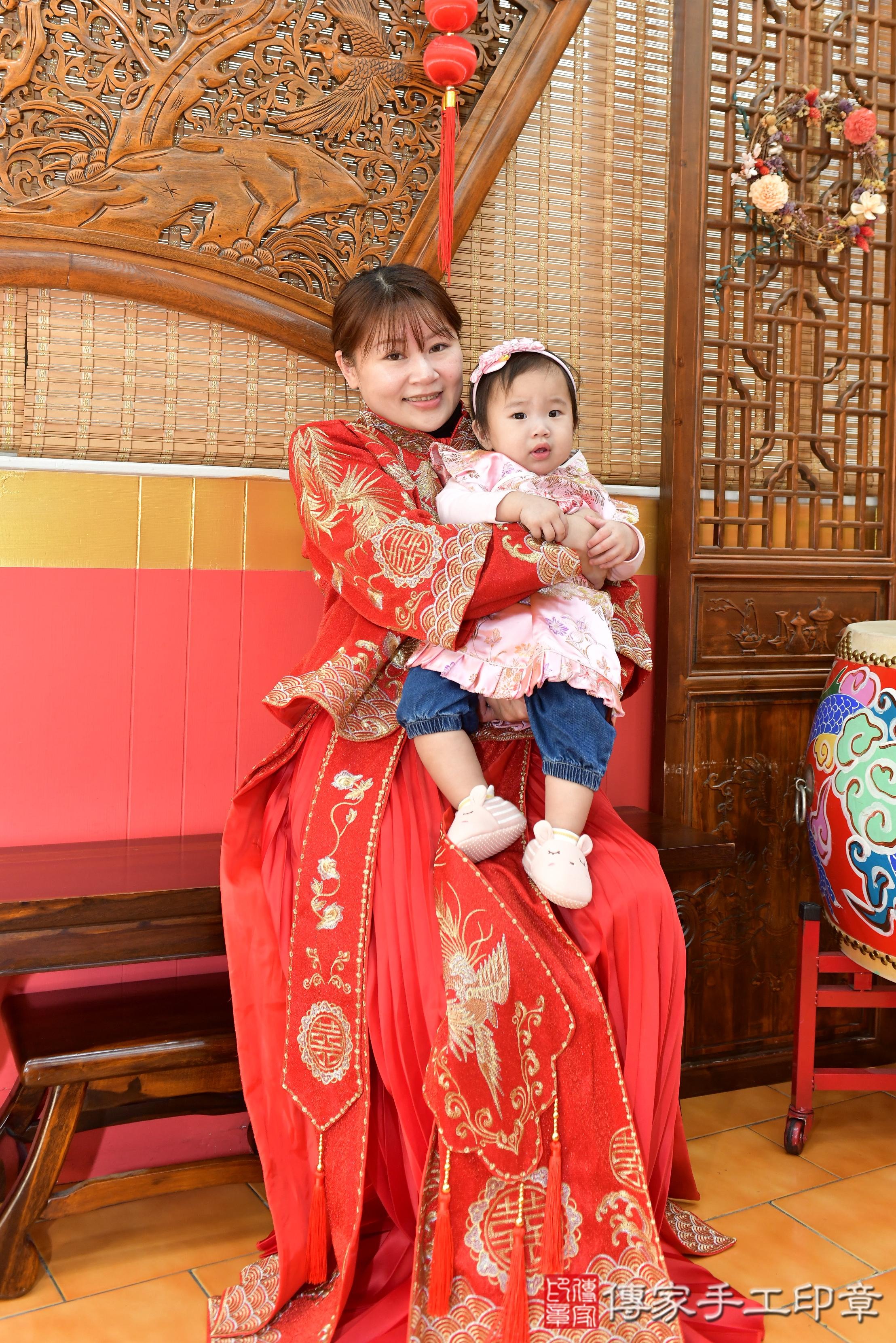 傳家手工印章桃園店、抓周、度脺、美式風會場、傳家嬰兒古禮、吉祥話、抓周道具物品24種、拍照。抓周證書。寶寶抓周、滿周歲、生日快樂、祝福