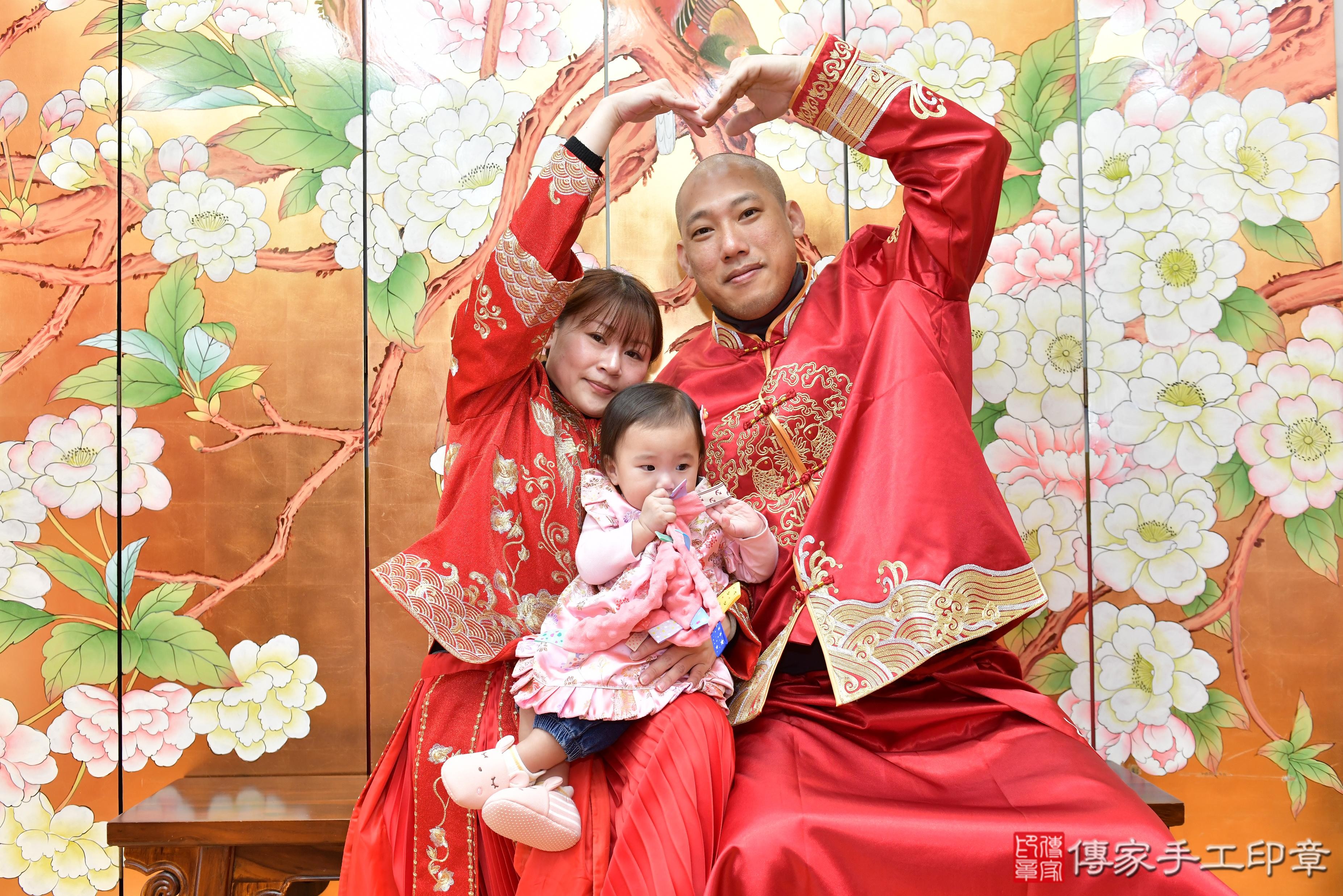 傳家手工印章桃園店、抓周、度脺、美式風會場、傳家嬰兒古禮、吉祥話、抓周道具物品24種、拍照。抓周證書。寶寶抓周、滿周歲、生日快樂、祝福