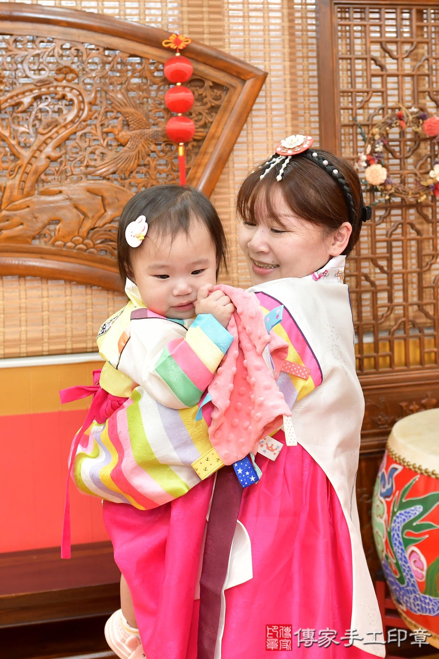 傳家手工印章桃園店、抓周、度脺、美式風會場、傳家嬰兒古禮、吉祥話、抓周道具物品24種、拍照。抓周證書。寶寶抓周、滿周歲、生日快樂、祝福