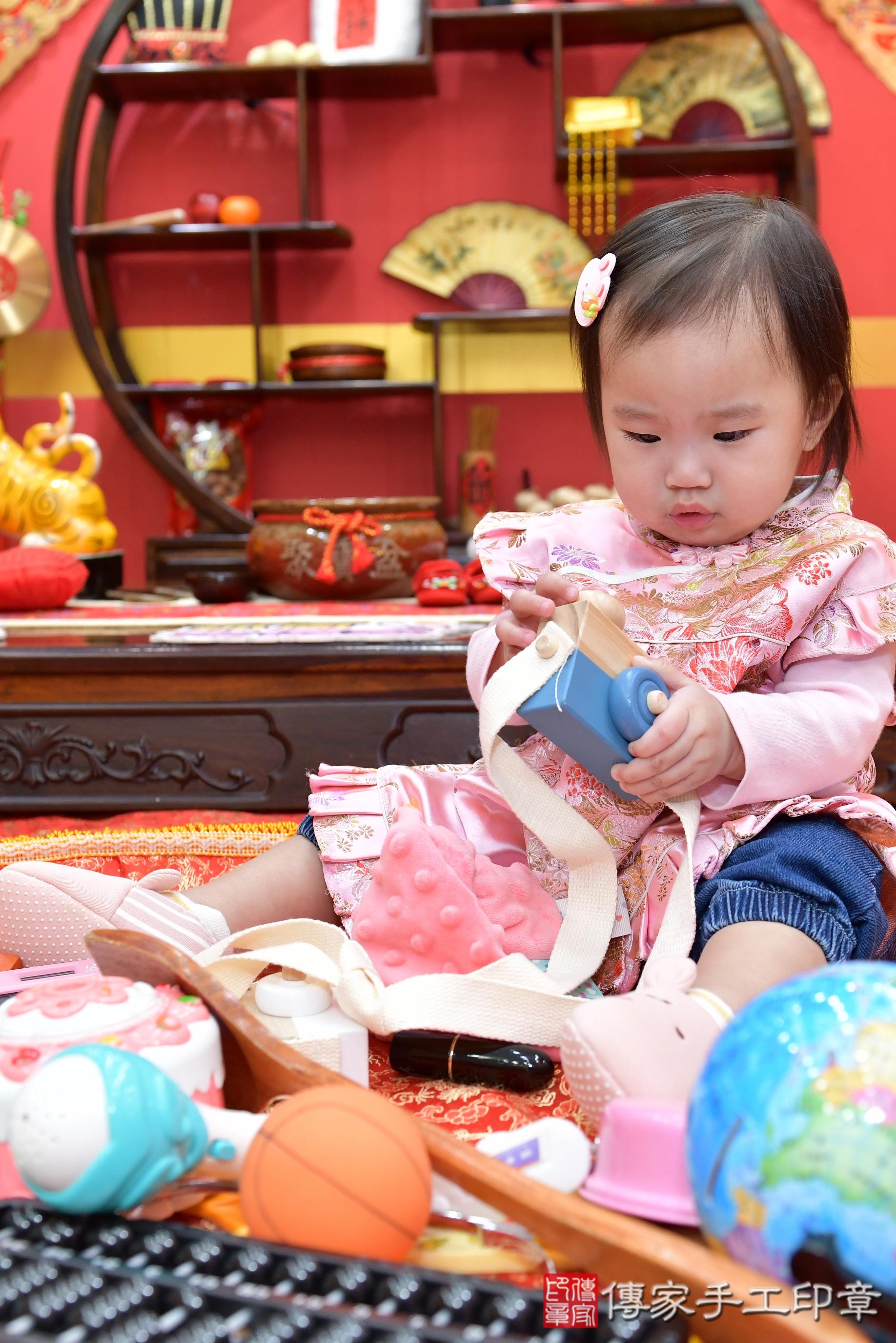 傳家手工印章桃園店、抓周、度脺、美式風會場、傳家嬰兒古禮、吉祥話、抓周道具物品24種、拍照。抓周證書。寶寶抓周、滿周歲、生日快樂、祝福