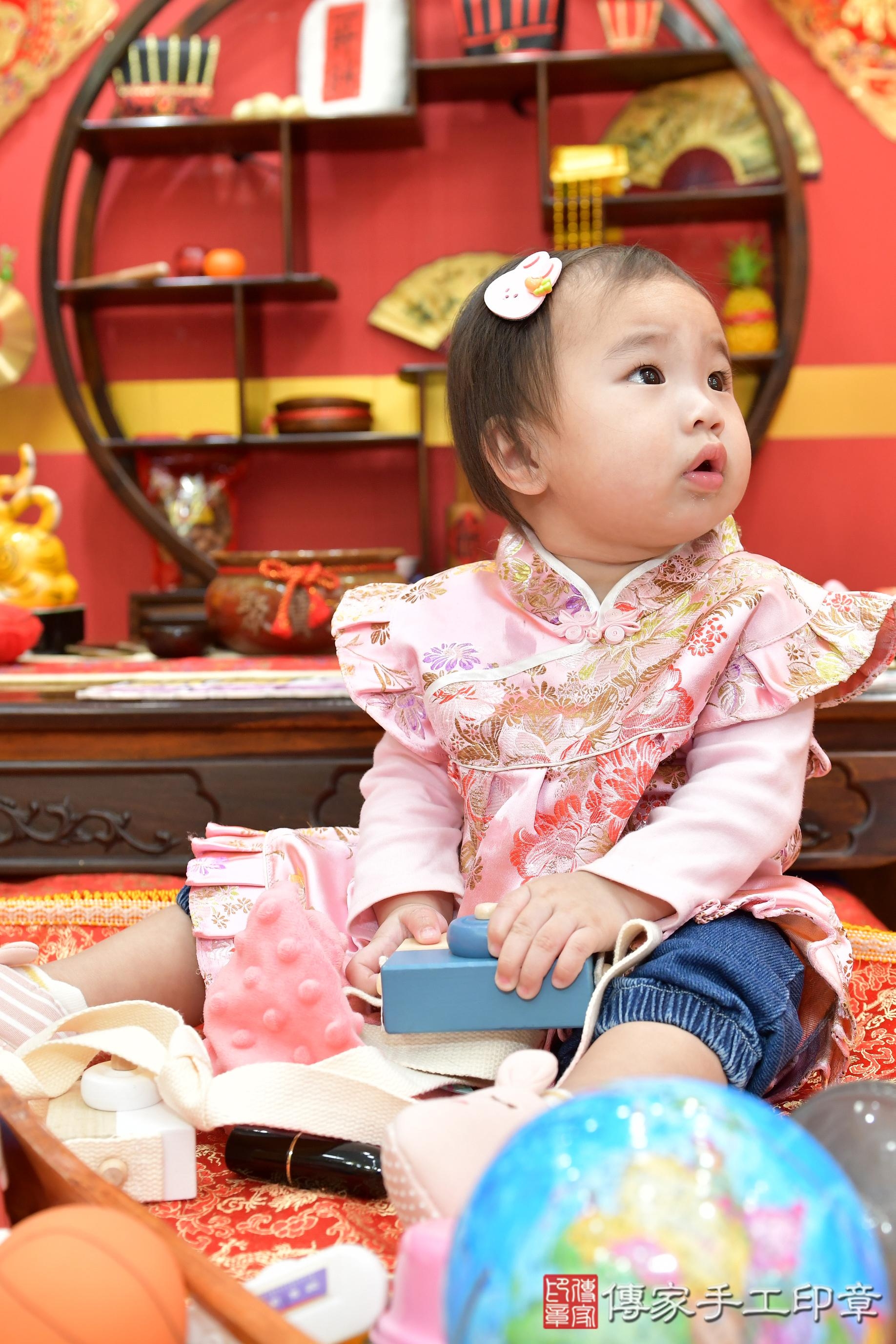 傳家手工印章桃園店、抓周、度脺、美式風會場、傳家嬰兒古禮、吉祥話、抓周道具物品24種、拍照。抓周證書。寶寶抓周、滿周歲、生日快樂、祝福