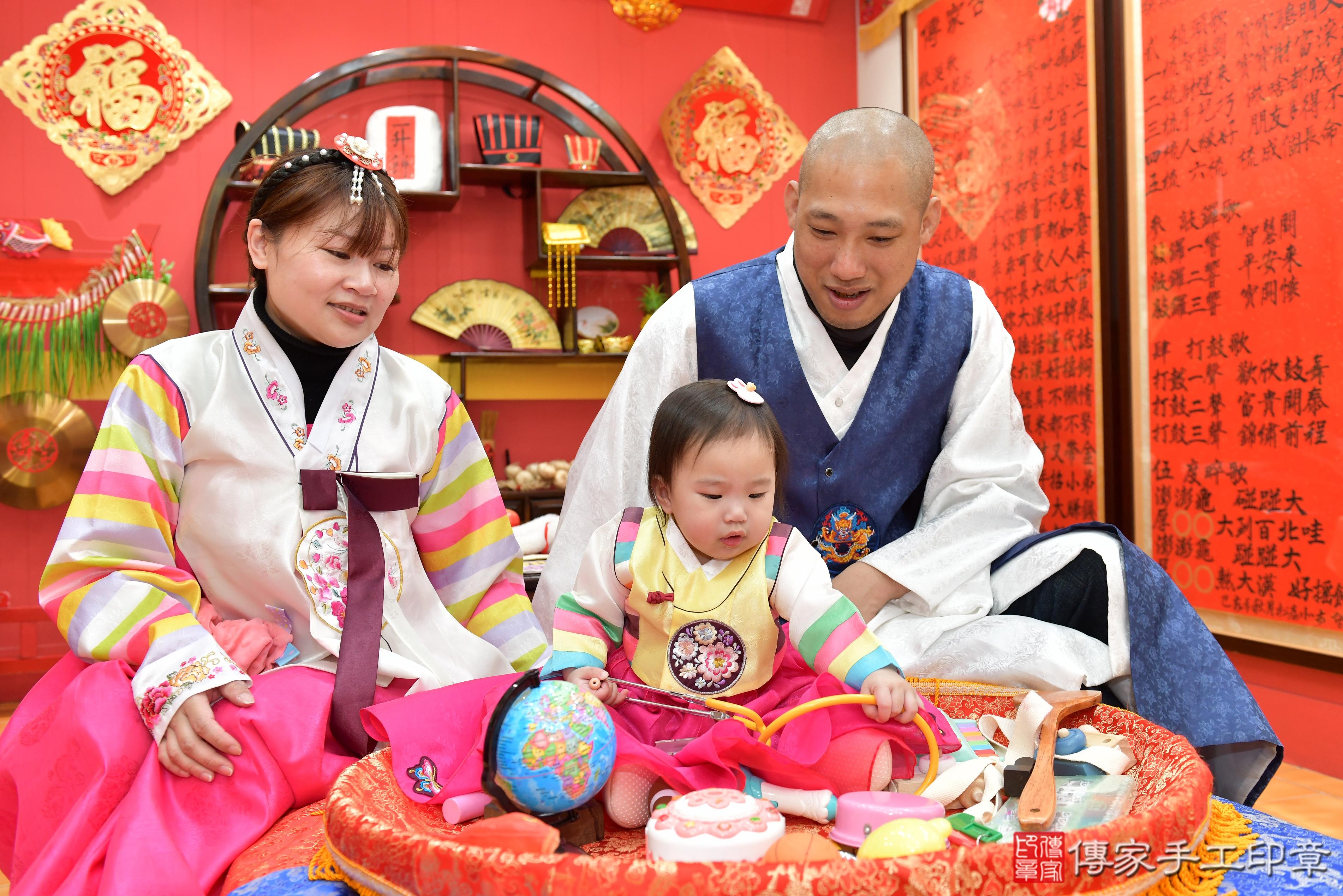 傳家手工印章桃園店、抓周、度脺、美式風會場、傳家嬰兒古禮、吉祥話、抓周道具物品24種、拍照。抓周證書。寶寶抓周、滿周歲、生日快樂、祝福