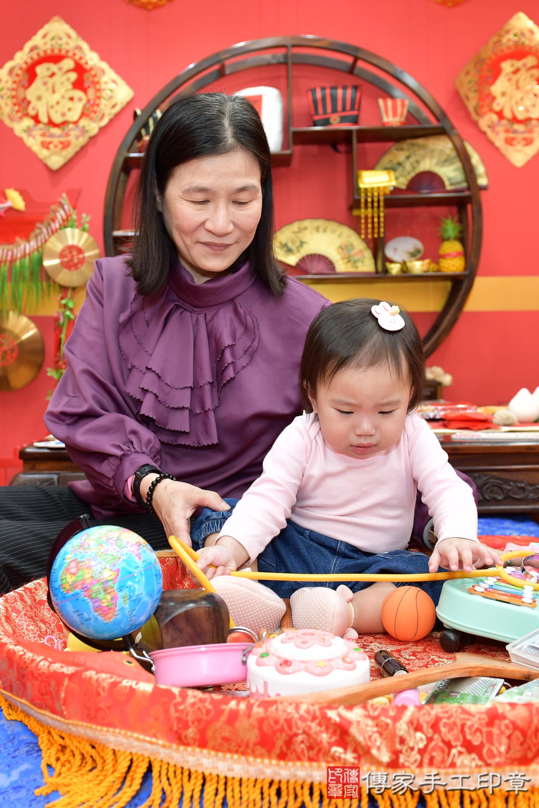 傳家手工印章桃園店、抓周、度脺、美式風會場、傳家嬰兒古禮、吉祥話、抓周道具物品24種、拍照。抓周證書。寶寶抓周、滿周歲、生日快樂、祝福