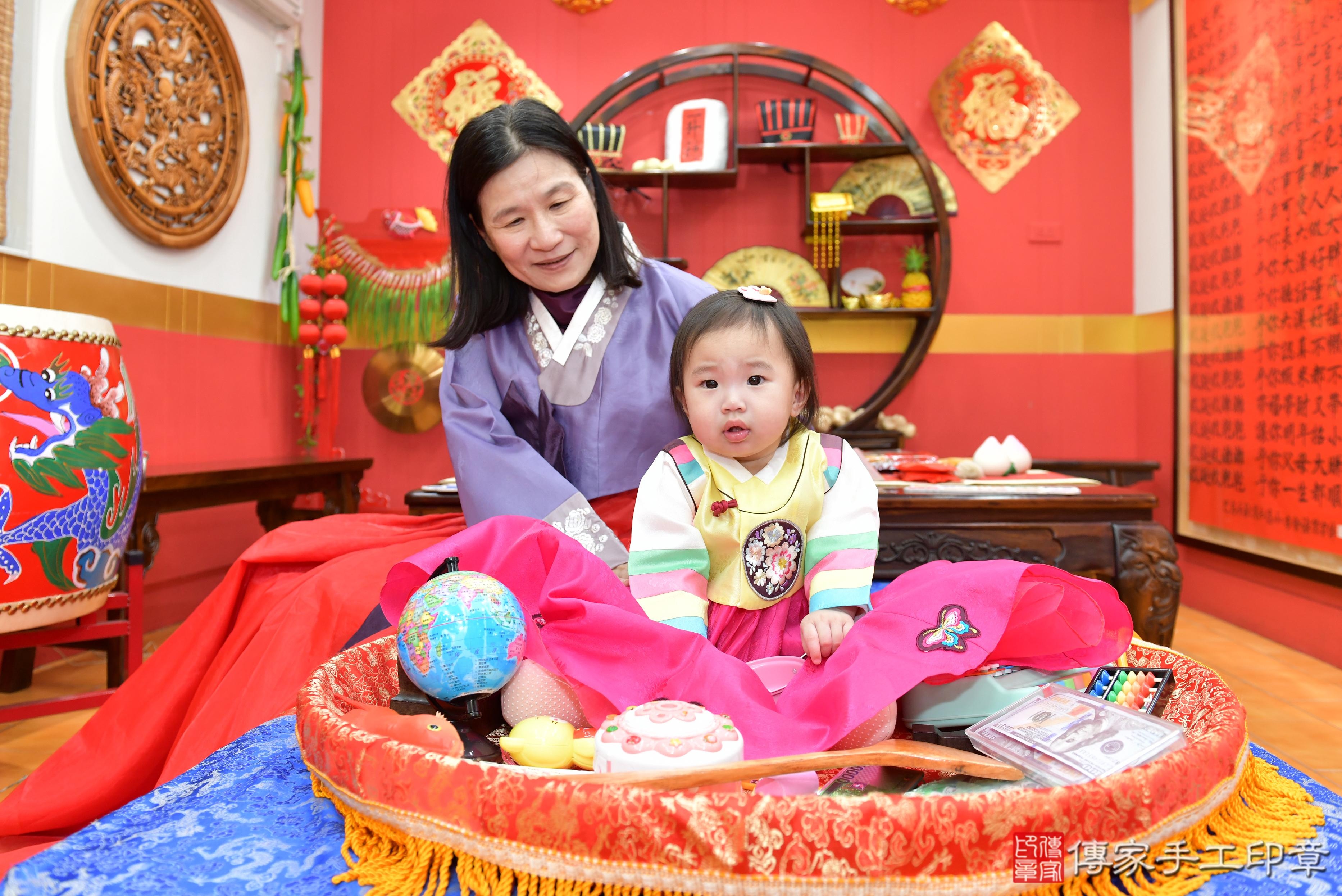 傳家手工印章桃園店、抓周、度脺、美式風會場、傳家嬰兒古禮、吉祥話、抓周道具物品24種、拍照。抓周證書。寶寶抓周、滿周歲、生日快樂、祝福