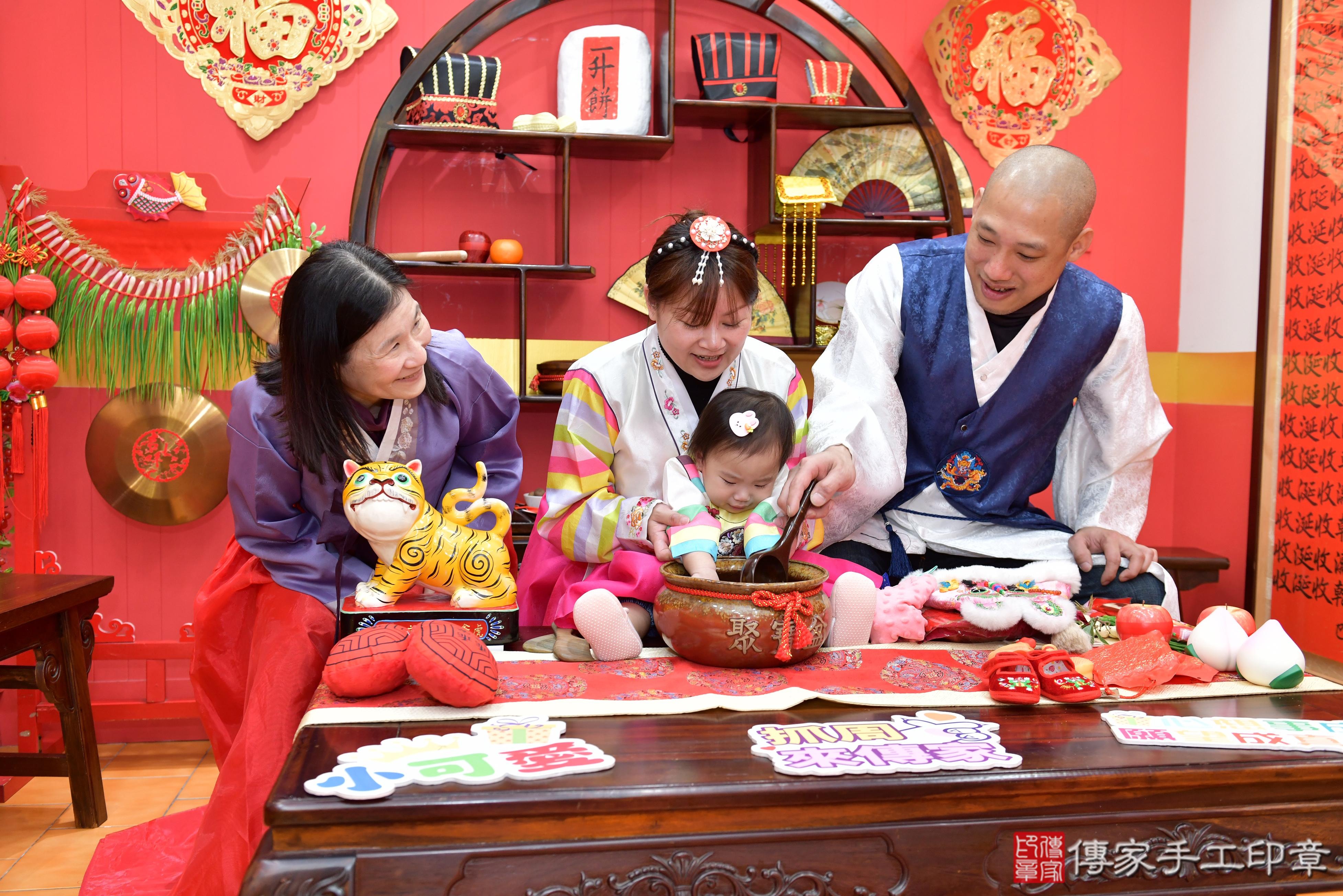 傳家手工印章桃園店、抓周、度脺、美式風會場、傳家嬰兒古禮、吉祥話、抓周道具物品24種、拍照。抓周證書。寶寶抓周、滿周歲、生日快樂、祝福