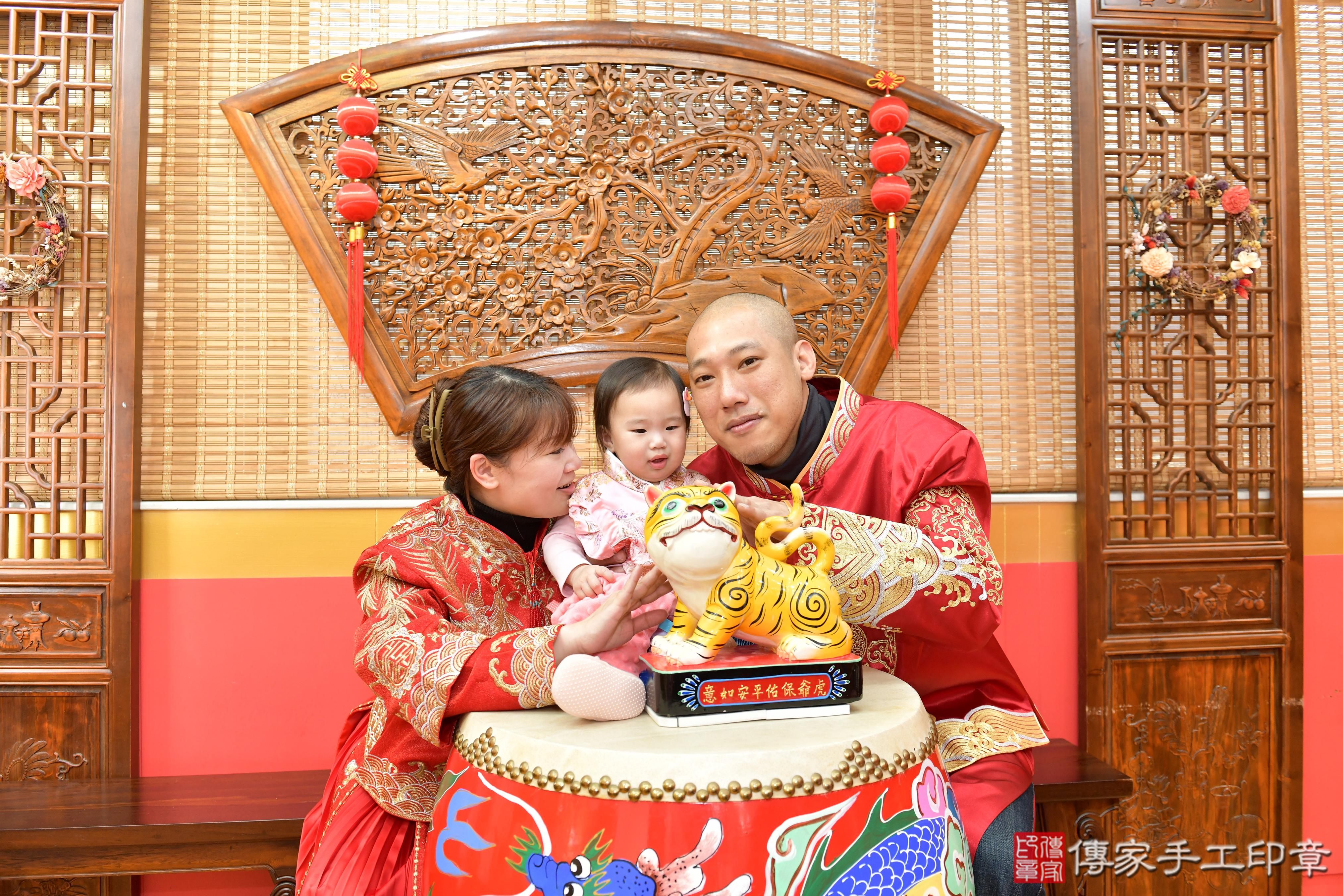 傳家手工印章桃園店、抓周、度脺、美式風會場、傳家嬰兒古禮、吉祥話、抓周道具物品24種、拍照。抓周證書。寶寶抓周、滿周歲、生日快樂、祝福