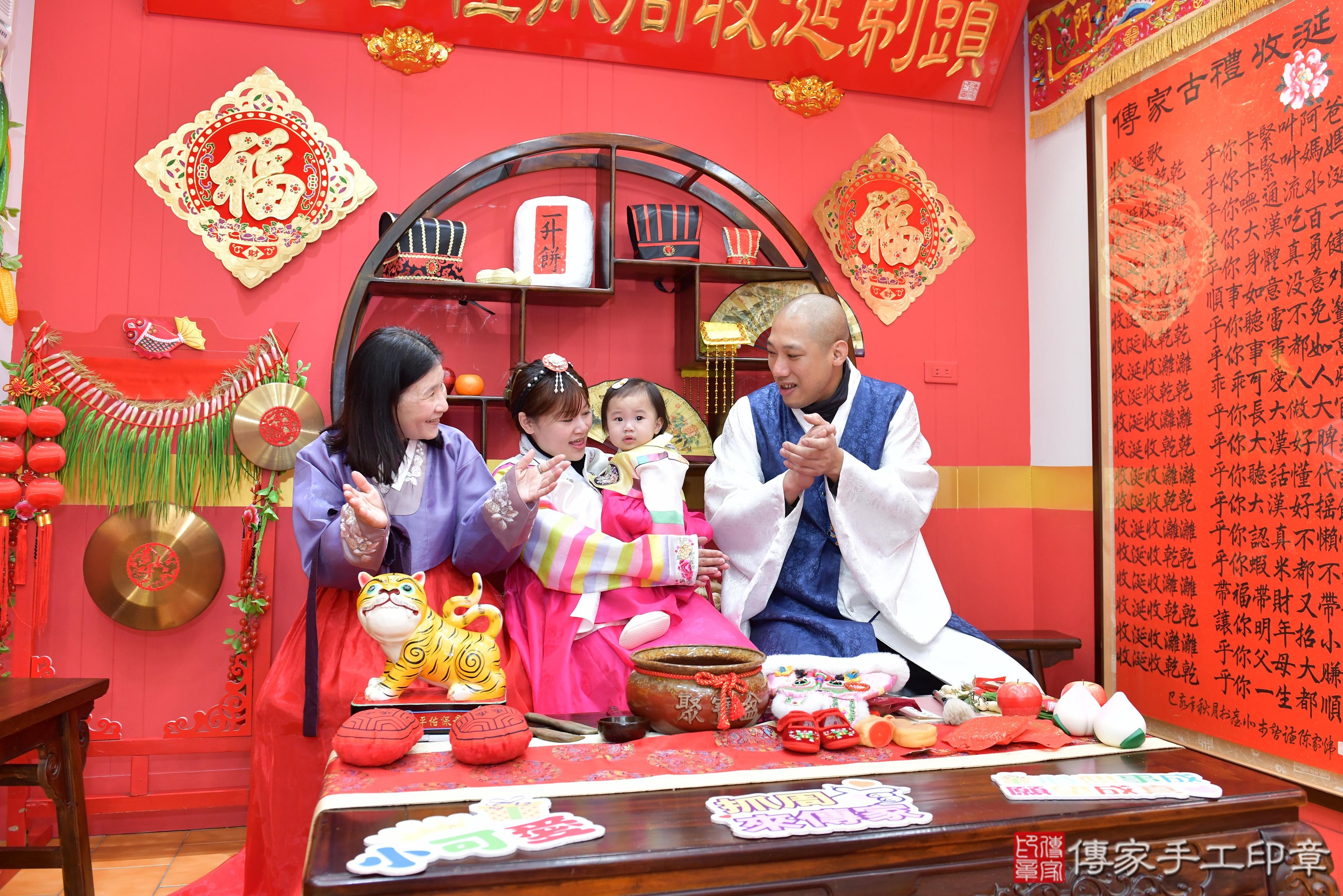 傳家手工印章桃園店、抓周、度脺、美式風會場、傳家嬰兒古禮、吉祥話、抓周道具物品24種、拍照。抓周證書。寶寶抓周、滿周歲、生日快樂、祝福