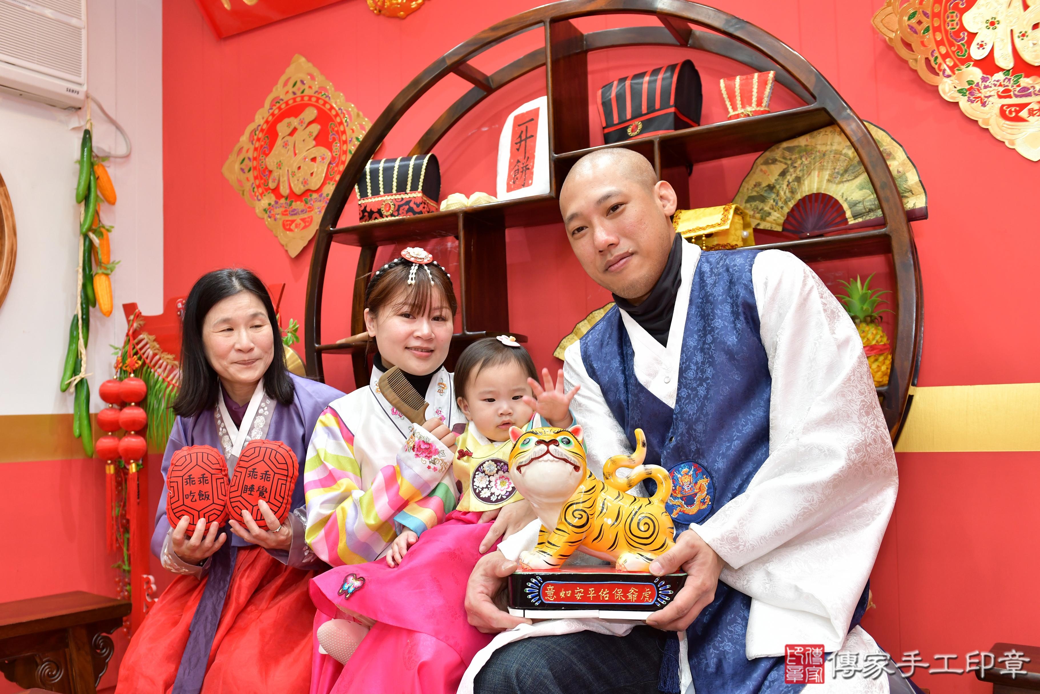 傳家手工印章桃園店、抓周、度脺、美式風會場、傳家嬰兒古禮、吉祥話、抓周道具物品24種、拍照。抓周證書。寶寶抓周、滿周歲、生日快樂、祝福