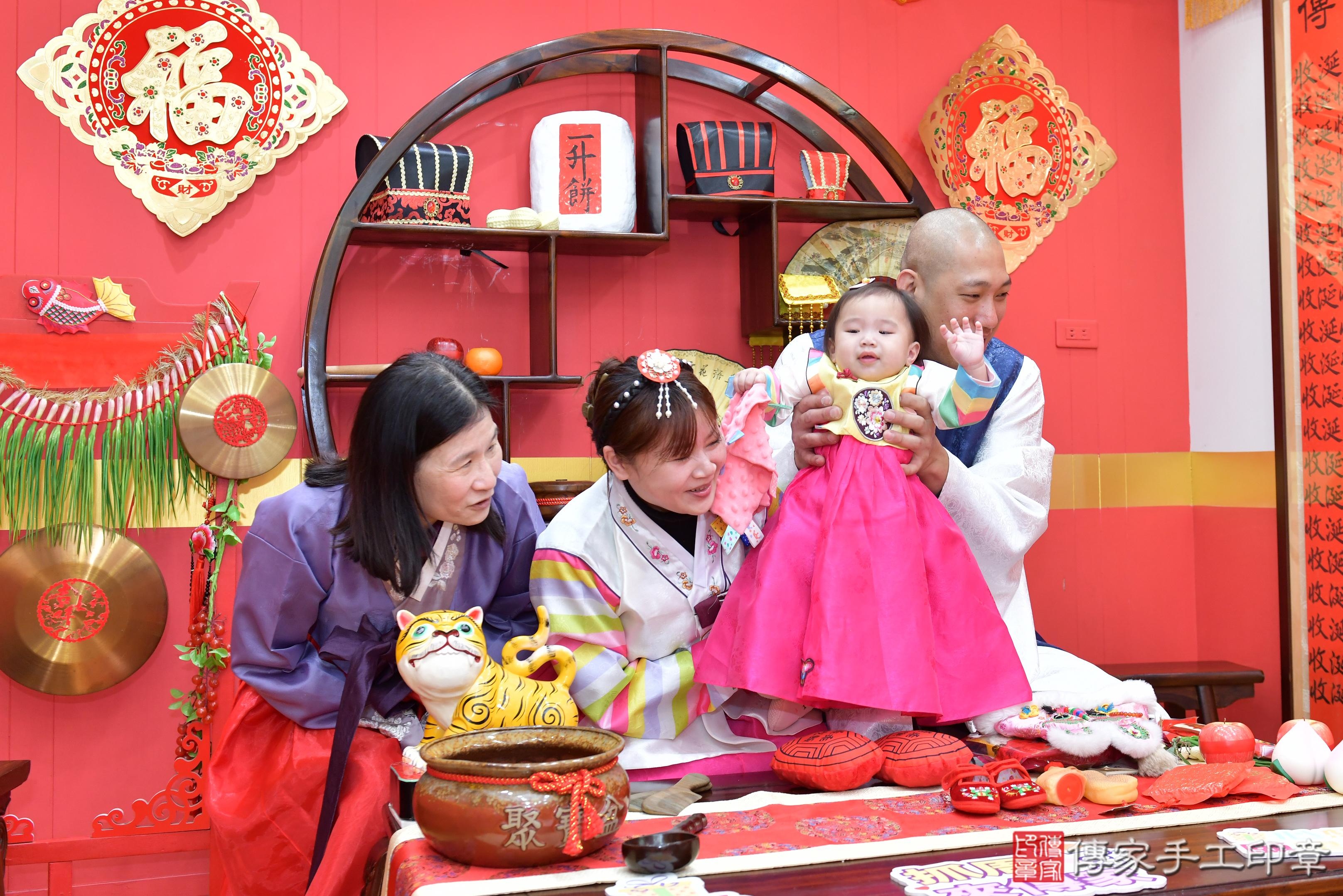 傳家手工印章桃園店、抓周、度脺、美式風會場、傳家嬰兒古禮、吉祥話、抓周道具物品24種、拍照。抓周證書。寶寶抓周、滿周歲、生日快樂、祝福