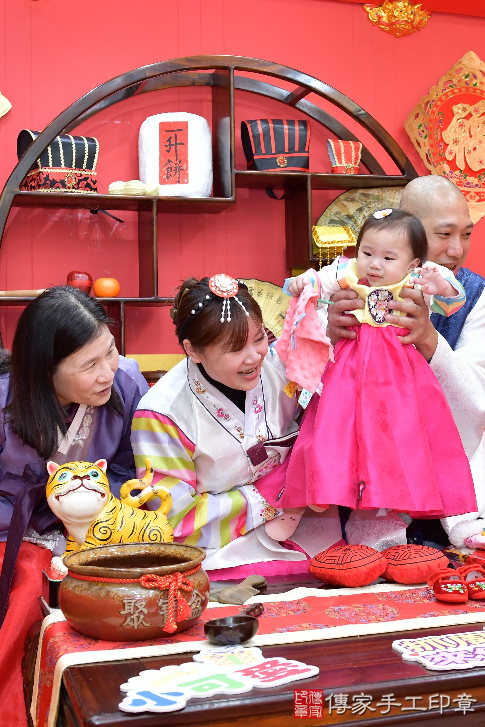 傳家手工印章桃園店、抓周、度脺、美式風會場、傳家嬰兒古禮、吉祥話、抓周道具物品24種、拍照。抓周證書。寶寶抓周、滿周歲、生日快樂、祝福