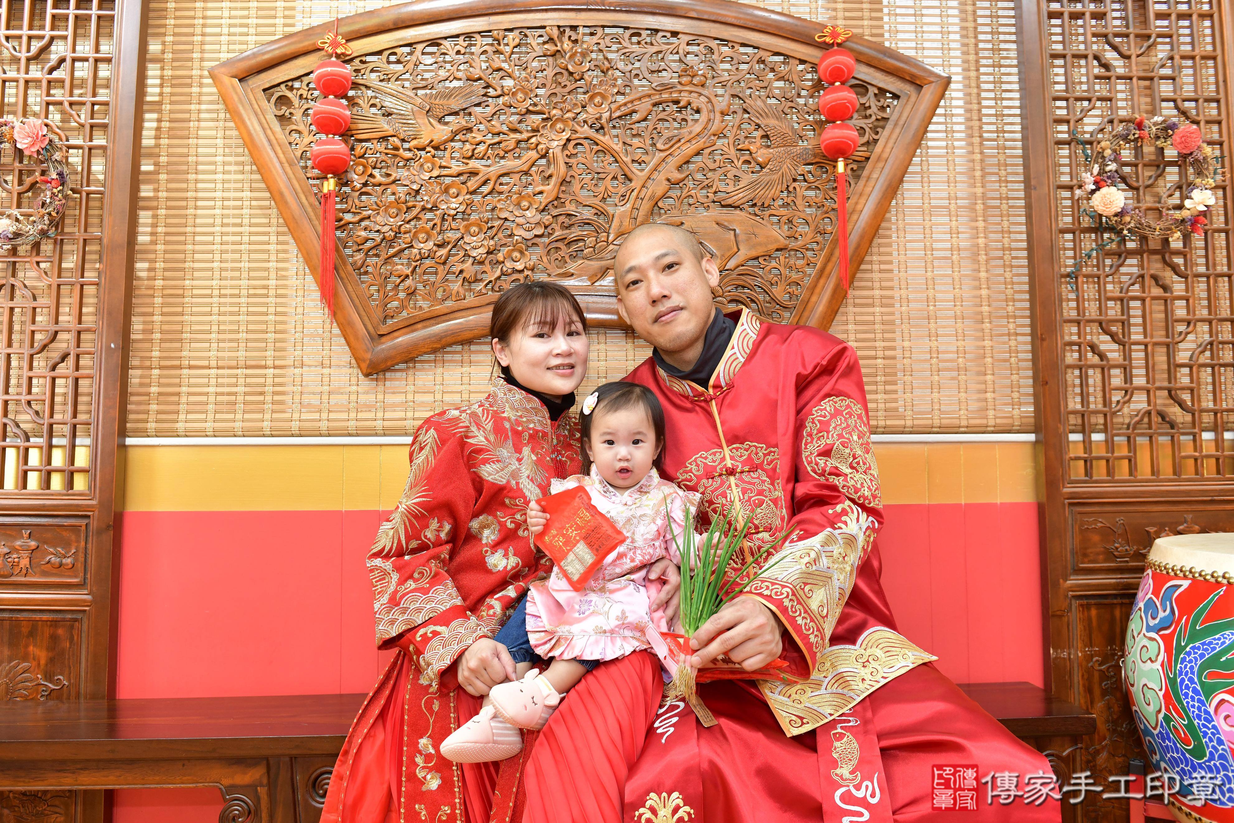 傳家手工印章桃園店、抓周、度脺、美式風會場、傳家嬰兒古禮、吉祥話、抓周道具物品24種、拍照。抓周證書。寶寶抓周、滿周歲、生日快樂、祝福